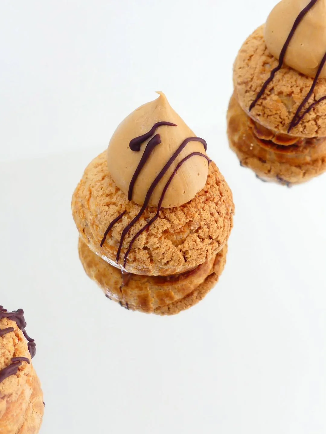 Totally in love 🤎
Choux Chocolat - speculoos

Vous vous souvenez de la scene du tea time chez le chapelier fou dans "Alice au pays des merveille" ?
Ce moment est clairement ma d&eacute;finition d'un tea time r&eacute;ussi : 

 🫖 Vaisselle