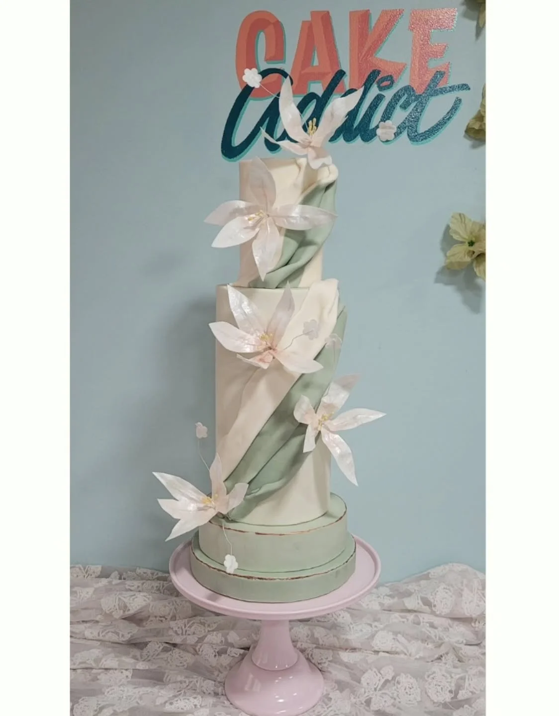 Wedding design : Douceur et &eacute;l&eacute;gance 💚

Le temps.

Dans la cr&eacute;ation de gateau sur mesure, le temps est une valeur fondamentale ! 
Pour cr&eacute;er un gateau comme celui ci, il faut cumuler 16h a 20h de travail : courses, cuisso