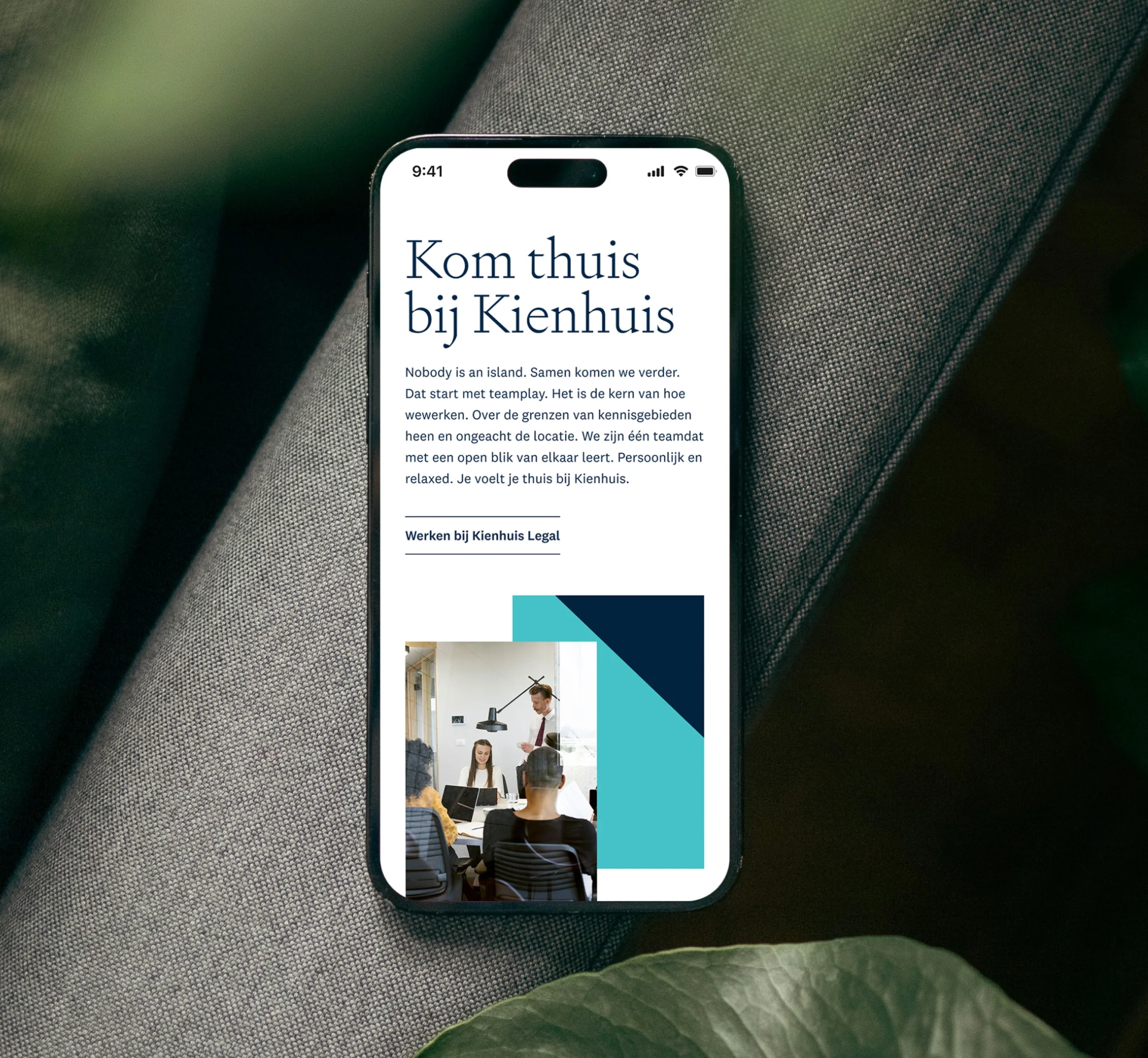 Mobiele telefoon op armleuning, beeld van sectie naar werken bij pagina