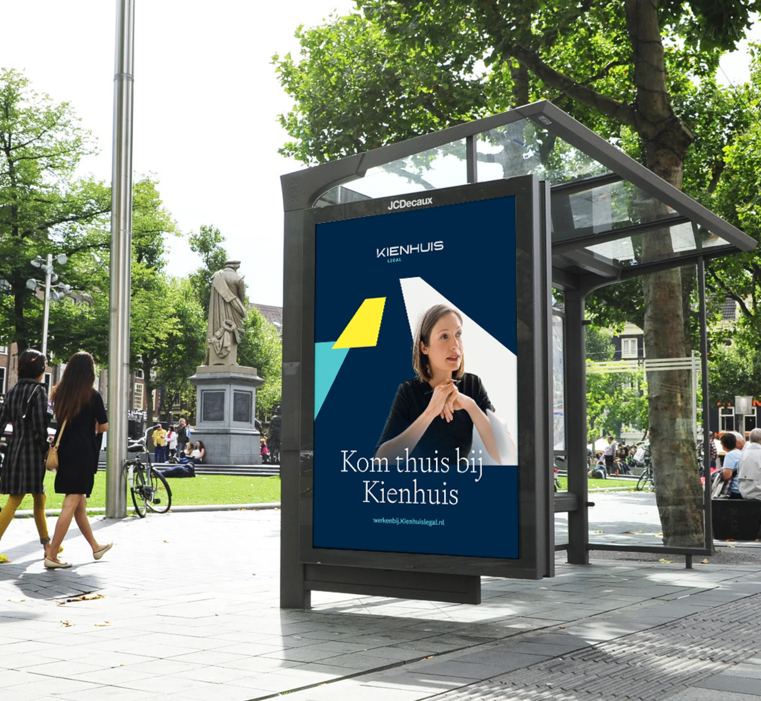 Werken bij Kienhuis Legal abri op een bushokje