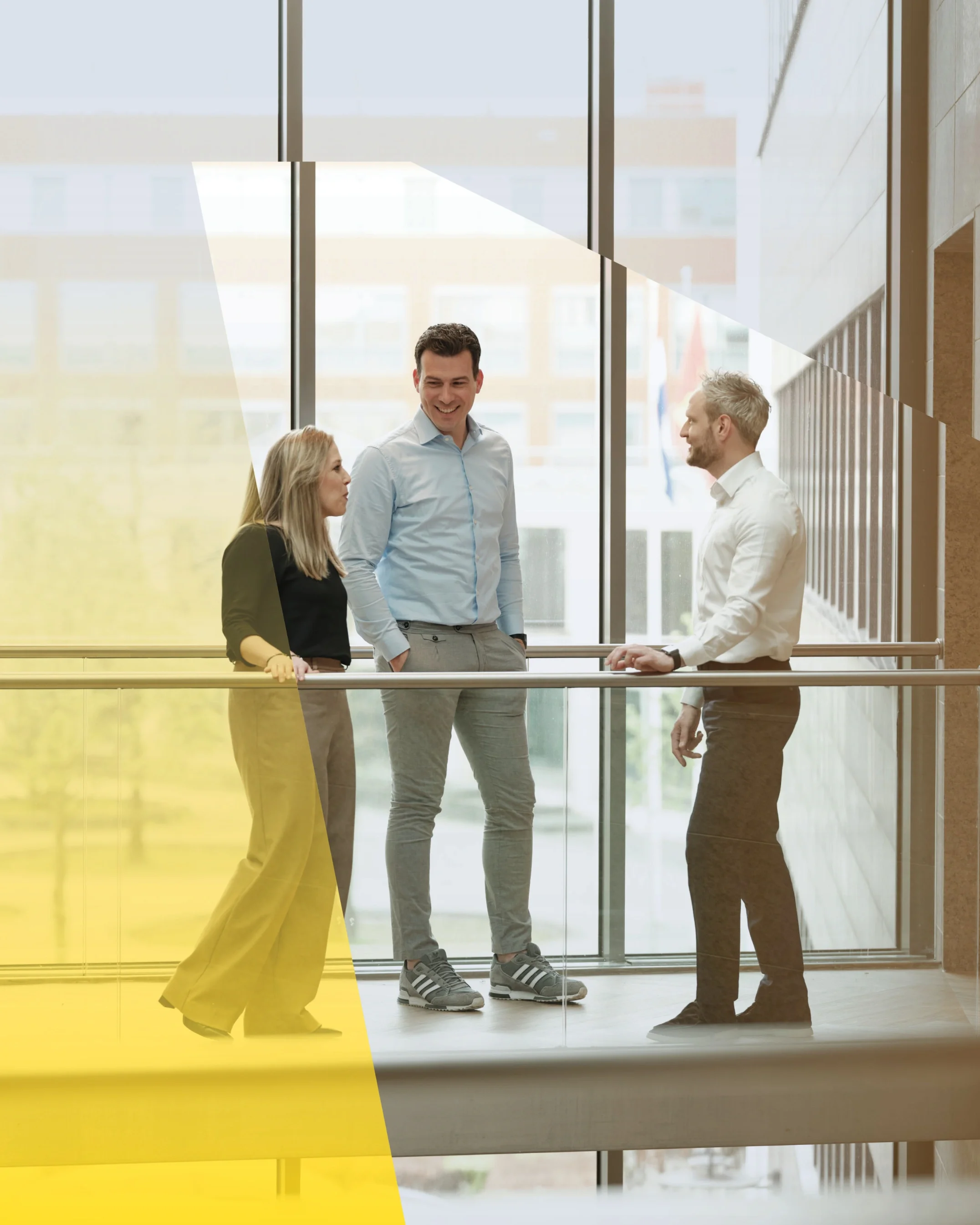 Drie advocaten in gesprek met elkaar in publieke ruimte