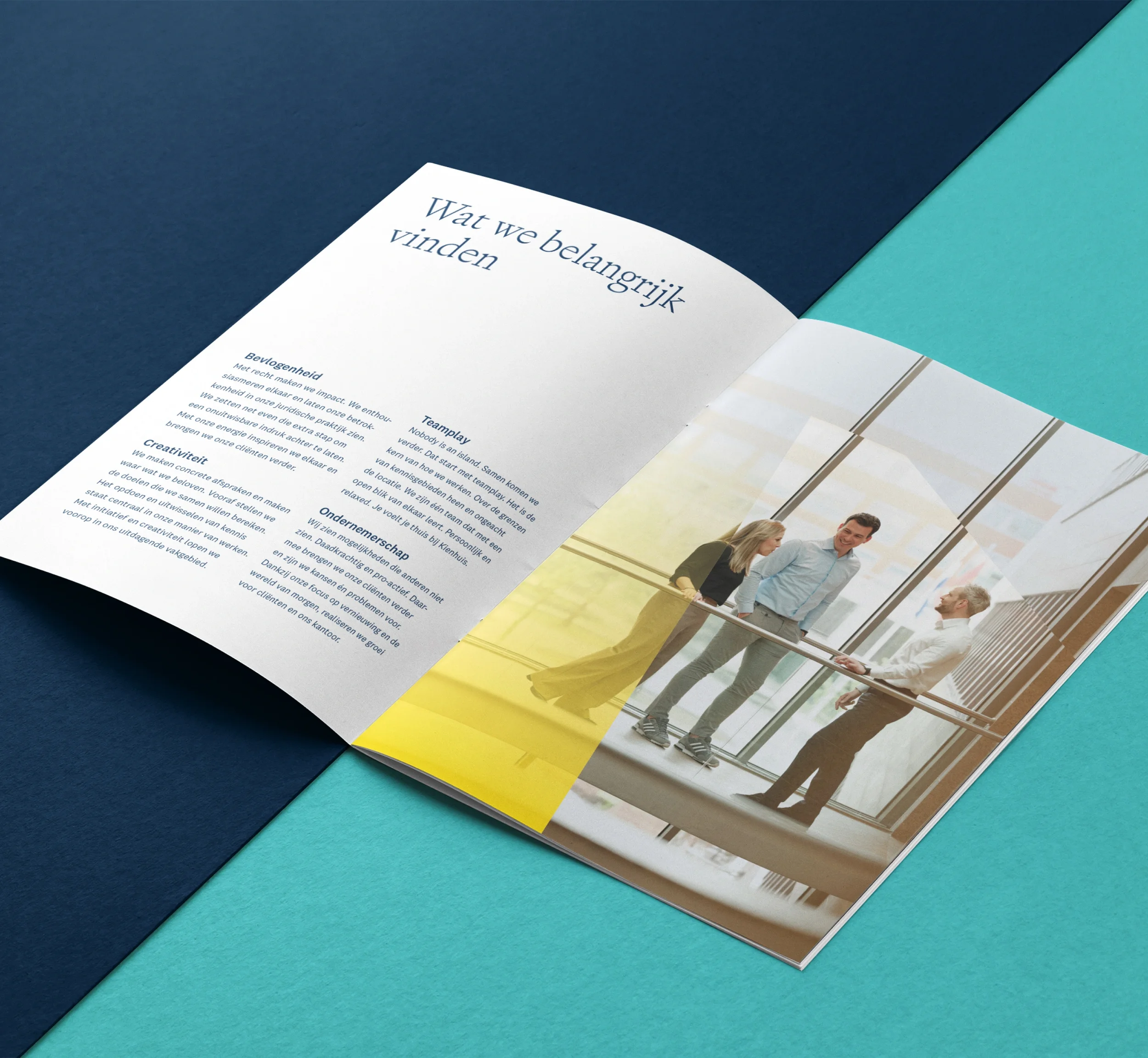 Opengeslagen brochure met kernwaarden van Kienhuis Legal