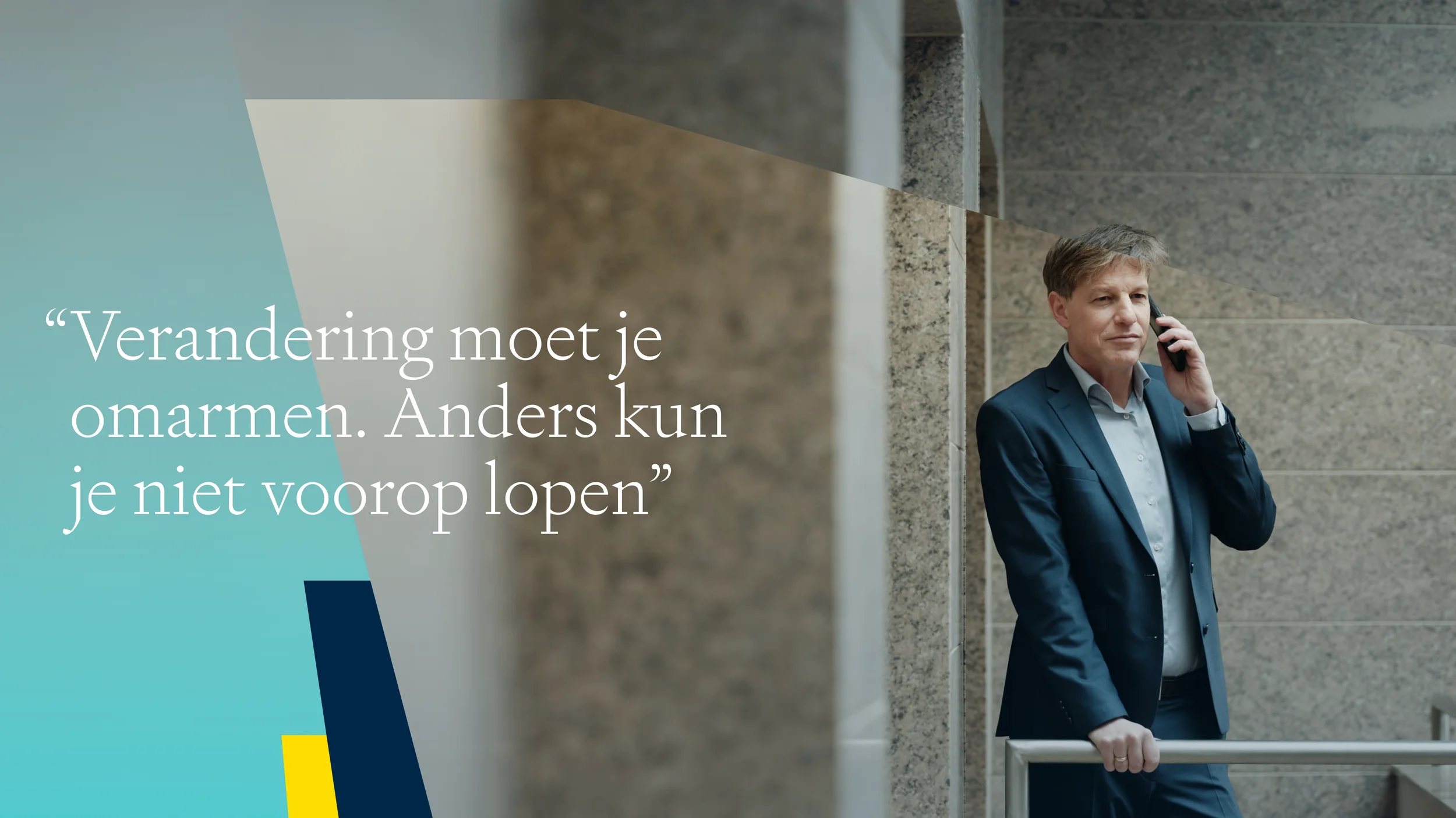 Bellende advocaat op balkon met grafisch beeld en tekst 'Verandering moet je omarmen. Anders kun je niet voorop lopen'