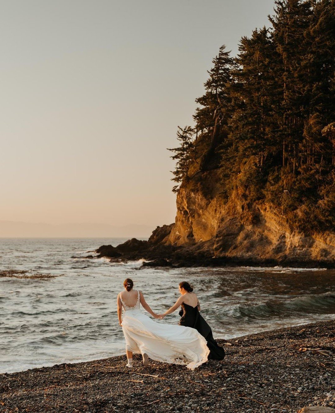 A few of my favorite moments from this day. More from this lovely elopement at Olympic + @agatebeachlodge up on the blog, link in bio 🧡