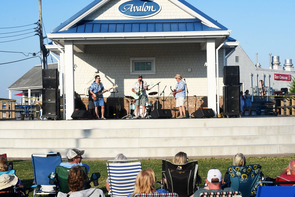 Thursdays at Surfside, Avalon’s free outdoor concert series, kicked off  June 30 with Jimmy &amp; the Parrots and a large crowd on a gorgeous evening.