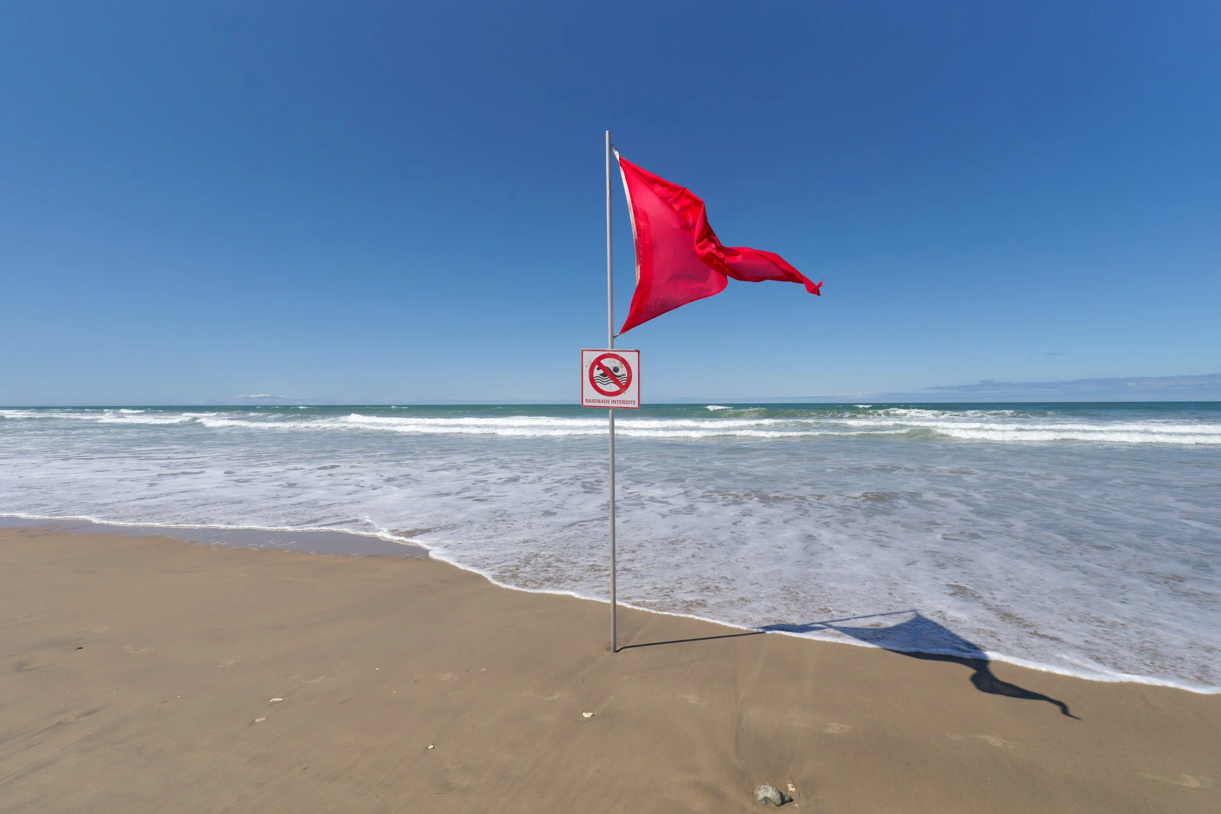 A red warning flag means it is unsafe to swim.