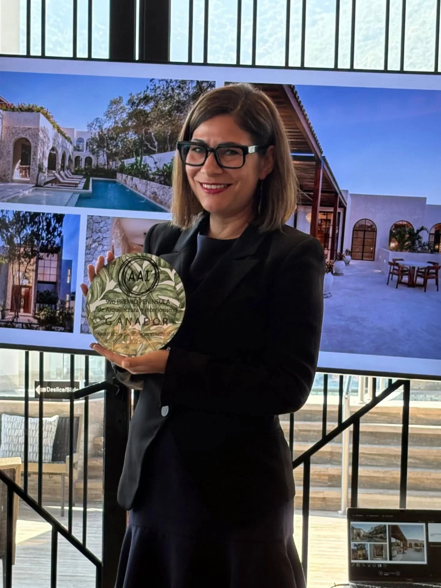 🏛 Casa Colina
Casa Colina se fusiona con el paisaje, ofreciendo vistas impresionantes y una conexi&oacute;n perfecta con su entorno. Los detalles en piedra natural y los acabados artesanales crean una sensaci&oacute;n de armon&iacute;a org&aacute;ni