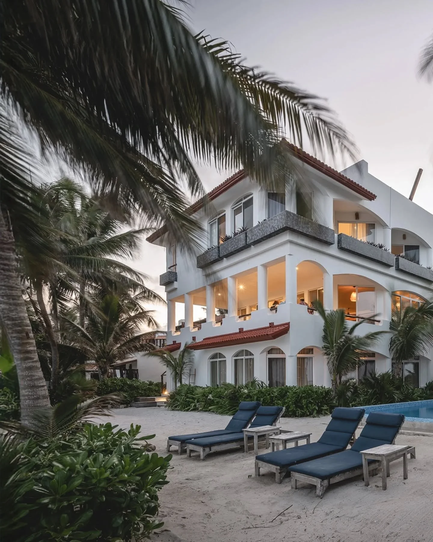 Ampliaci&oacute;n de Casa Altamar, Tankah Bay.
Un proyecto que transforma y expande un hotel boutique frente al mar, sumando seis nuevas habitaciones, redise&ntilde;ando &aacute;reas comunes y elevando la experiencia del hu&eacute;sped. La arquitectu