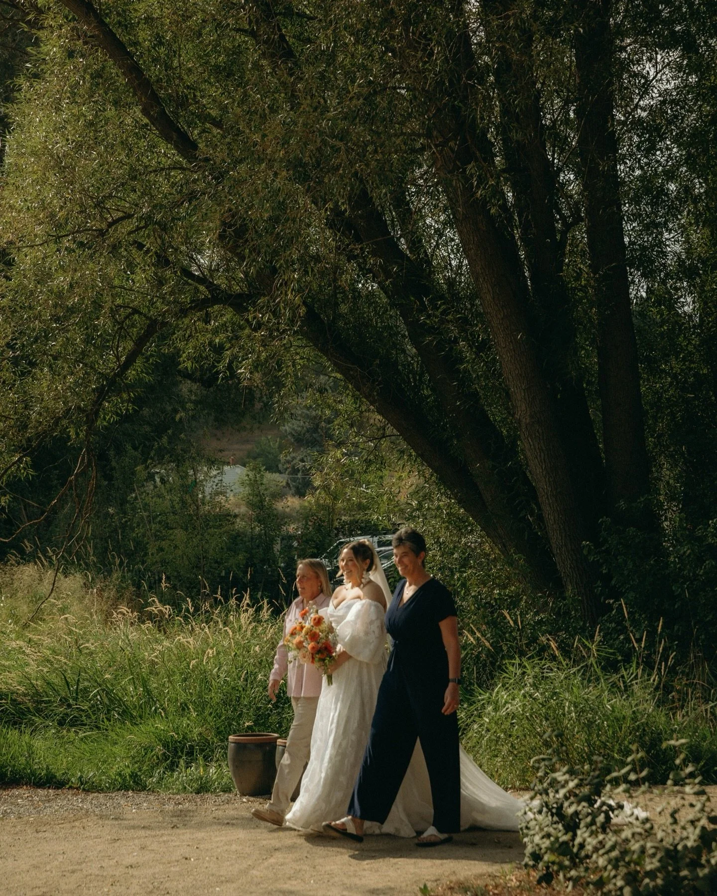 The walk to the willows&hellip;

📷 @aleahcheryl.co 
💒 @barnandblossomevents 
💐 @adelaidecofloral 

Wedding venues Spokane WA
Spokane wedding photographer
Wedding planner Spokane
Spokane wedding dresses 
Outdoor wedding venues in Spokane
Barn weddi