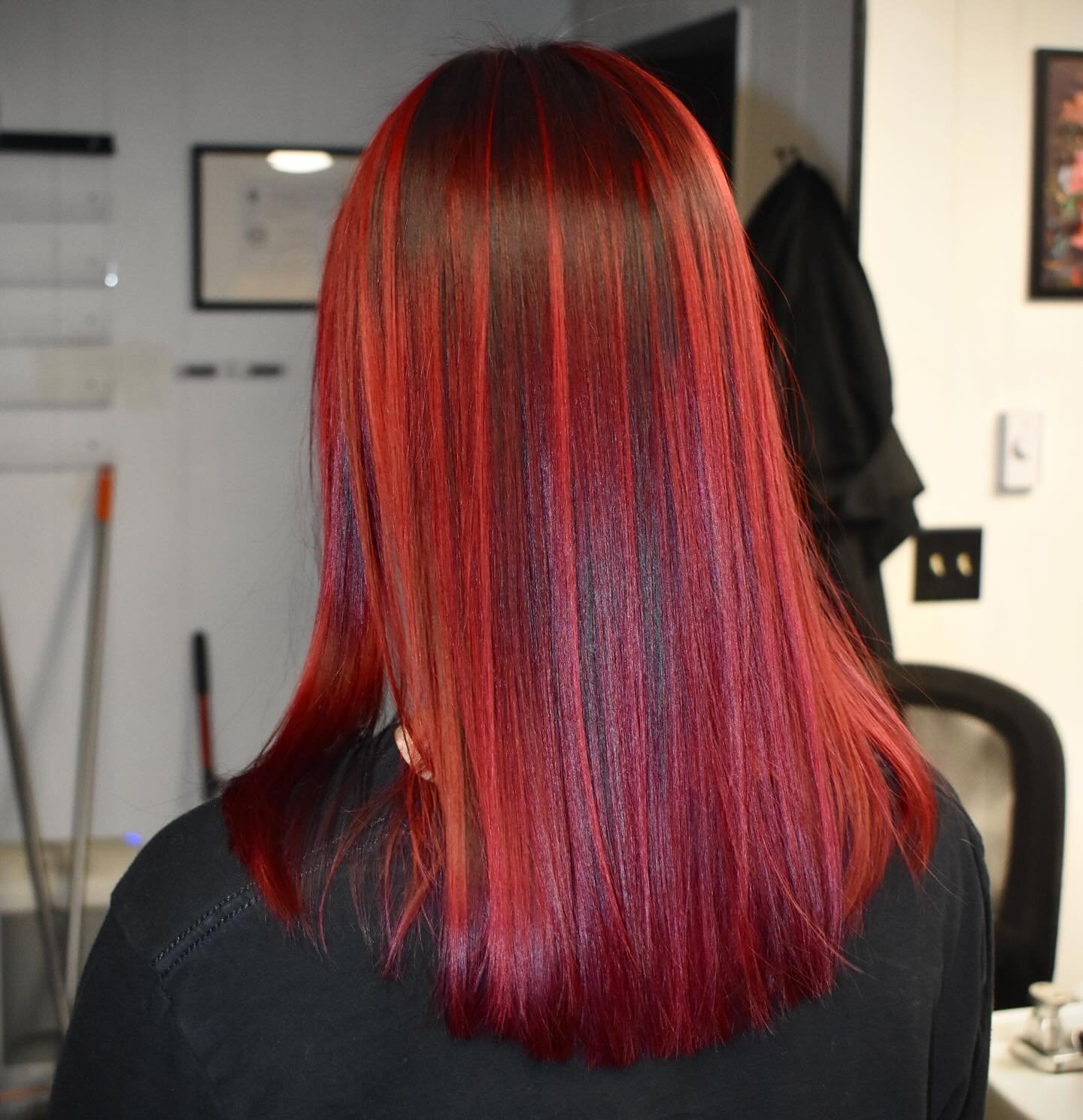 Ruby red like Dorthy’s slipper π
Partial Blonding/Lightening With Gloss/Toner • Vivid Color • Precision Cut With Color
Prepped and treated with @k18hair molecular repair mist + leave in treatment
Lifted with @schwarzkopfpro blond