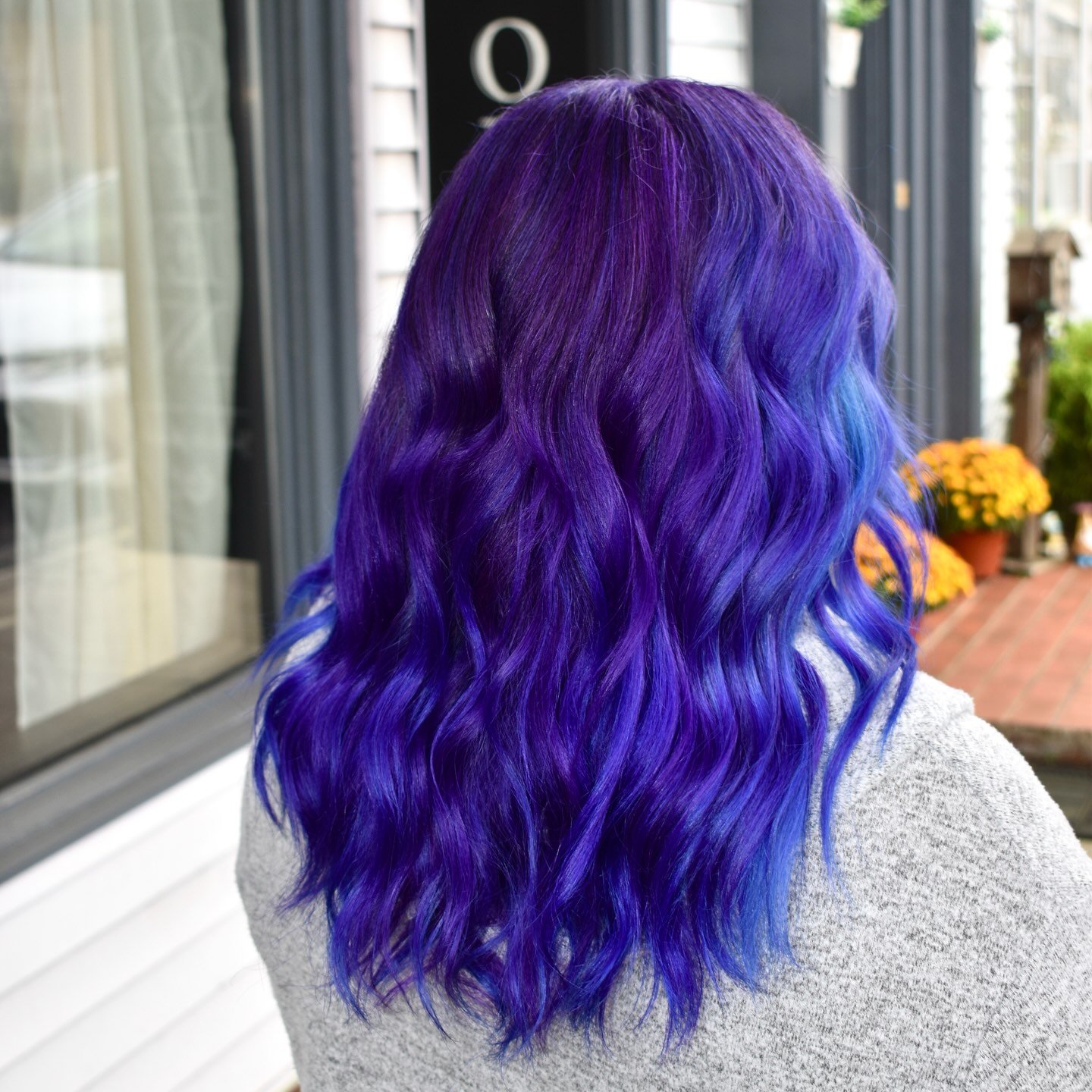 In a world full of blonds and brunettes, be bold ππ
ππ»‍βοΈ: @andrew.stylist
Presoftened with 15 volume developer on the roots
@malibucpro undo goo to clarify and prep for the color on her natural regrowth
@dangerjonescreative
ROOT: masque
