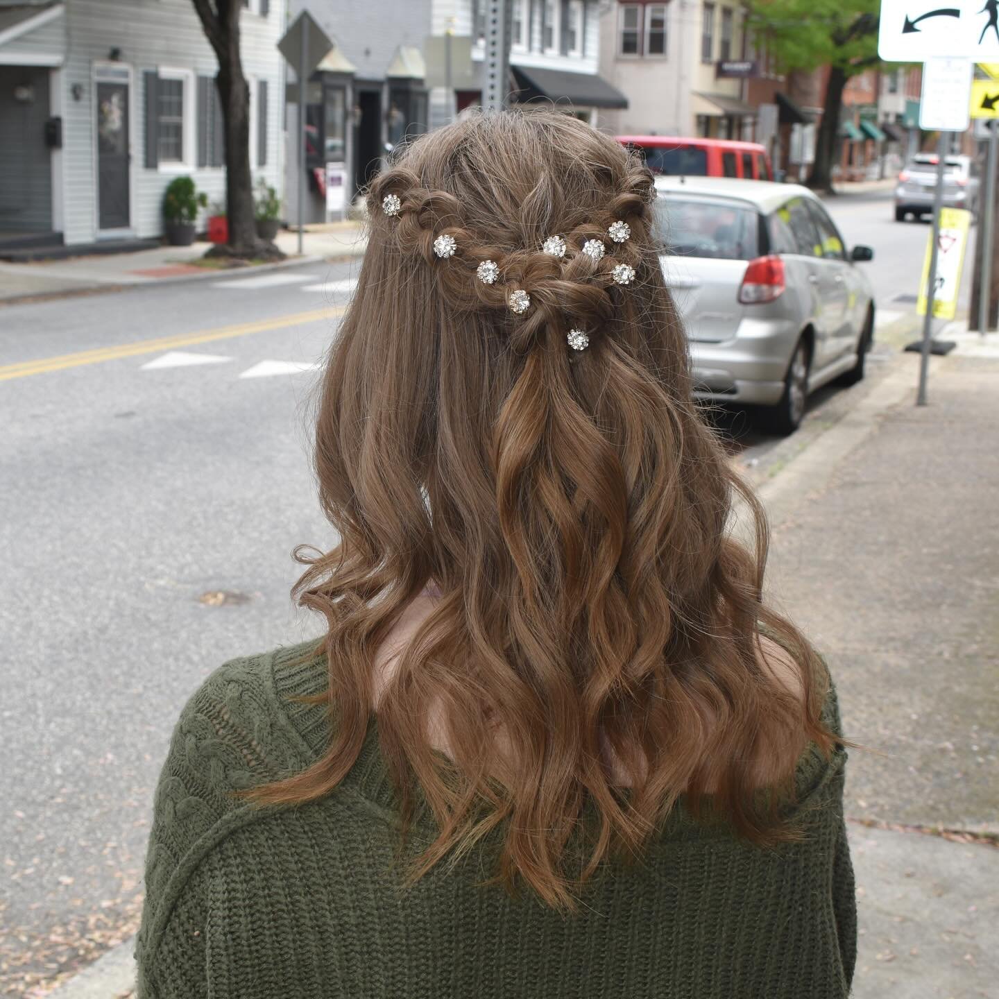 Love some good prom hair πππ₯° Did you go to prom? How did you wear your hair for it?
ππ»‍βοΈ: @andrew.stylist
#promnight #prom #promhair #manheim #manheimpa #thebeehivemanheim #formal #formalhair #uodo #halfuphalfdownhairstyleβ€οΈ #halfuphalf