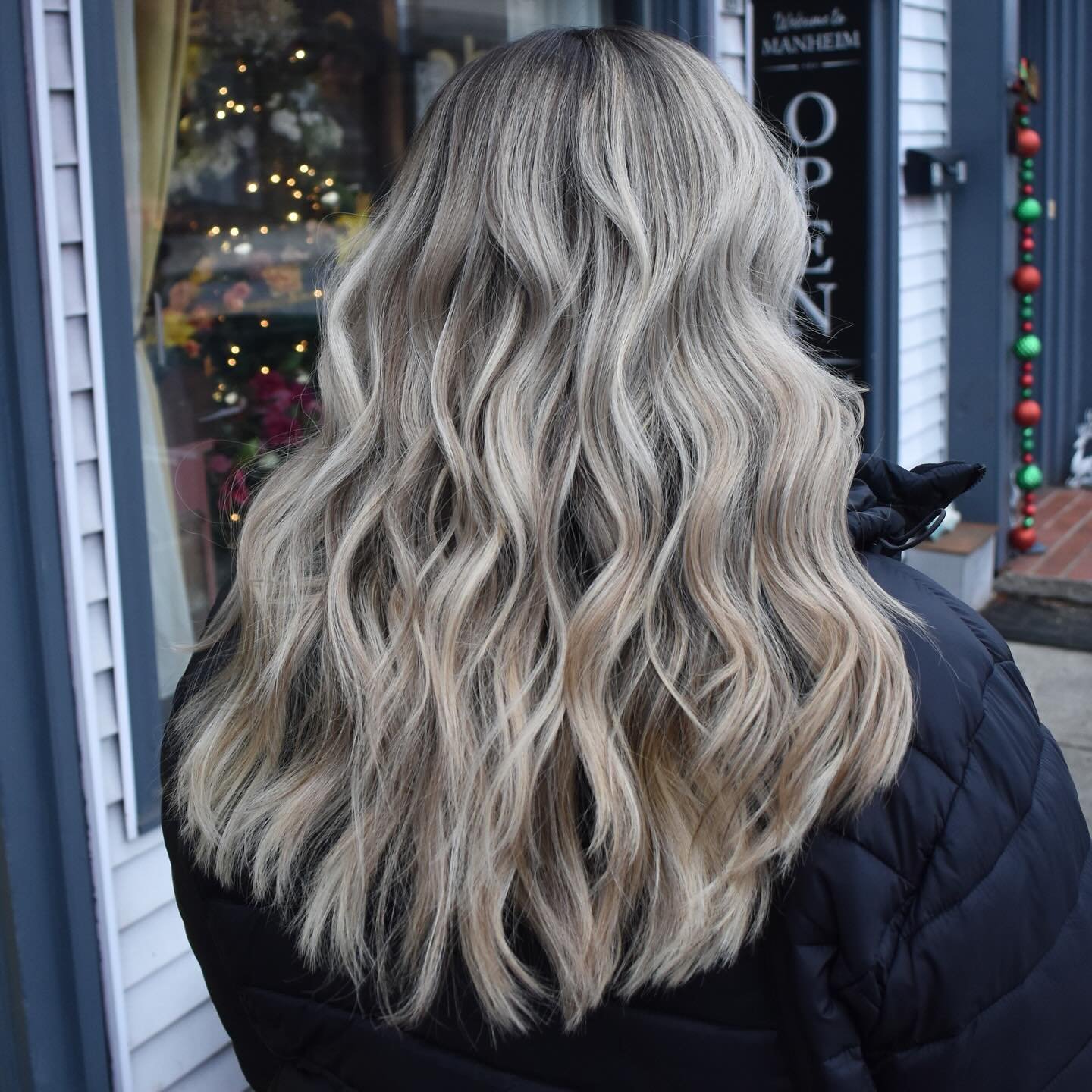 I’ve been MIA on posting on socials… but I’m back ππ
ππΌ‍βοΈ : @andrew.stylist
Partial Blonding/lightening With Gloss/Toner • Precision Cut With Color
Prepped with @k18hair chelator and pro mist
Lightened with @sch