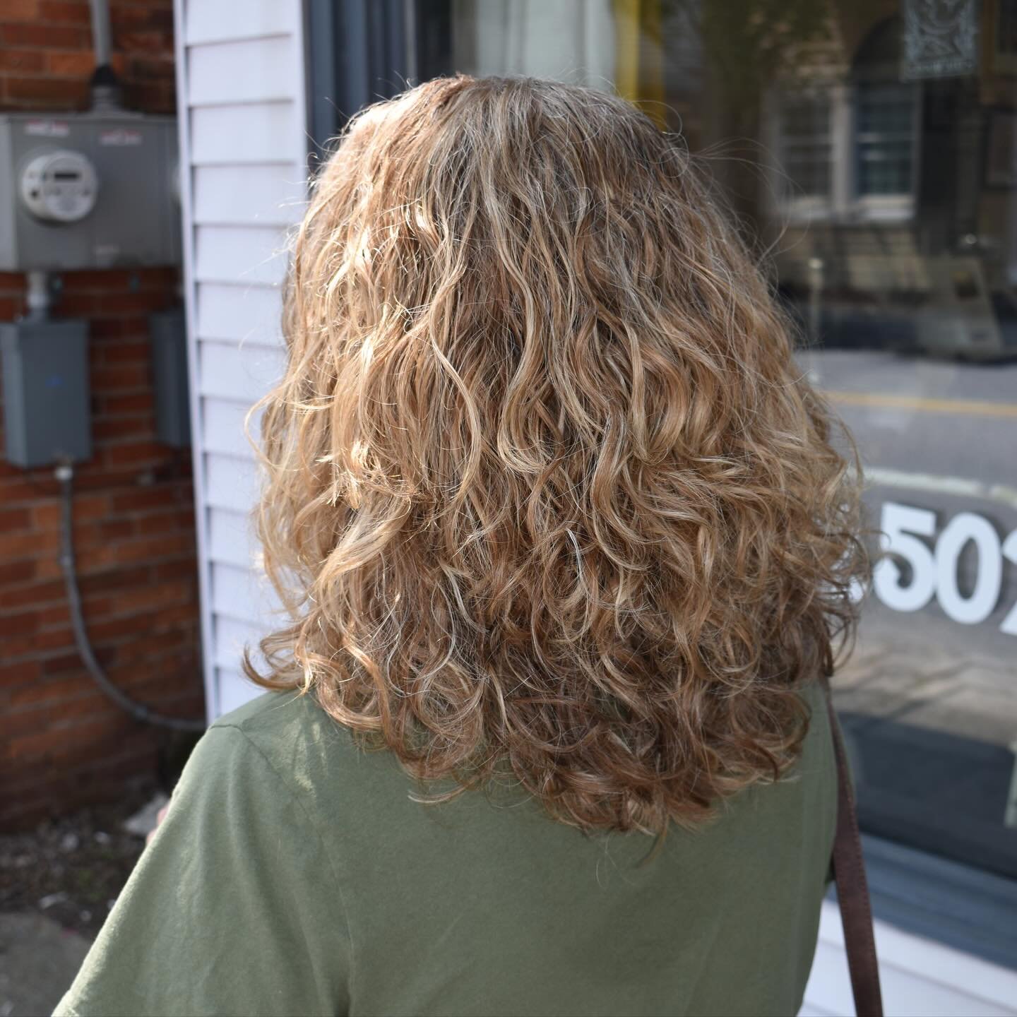 This picture is giving me major goldilock vibes- cause everything about it is just right ππ
Partial blonding/lightening W/ Gloss/Toner • precision cut W/ Color
Lightened with @schwarzkopfpro Blondme
& lowlights of @ruskhaircare 8a + 8n