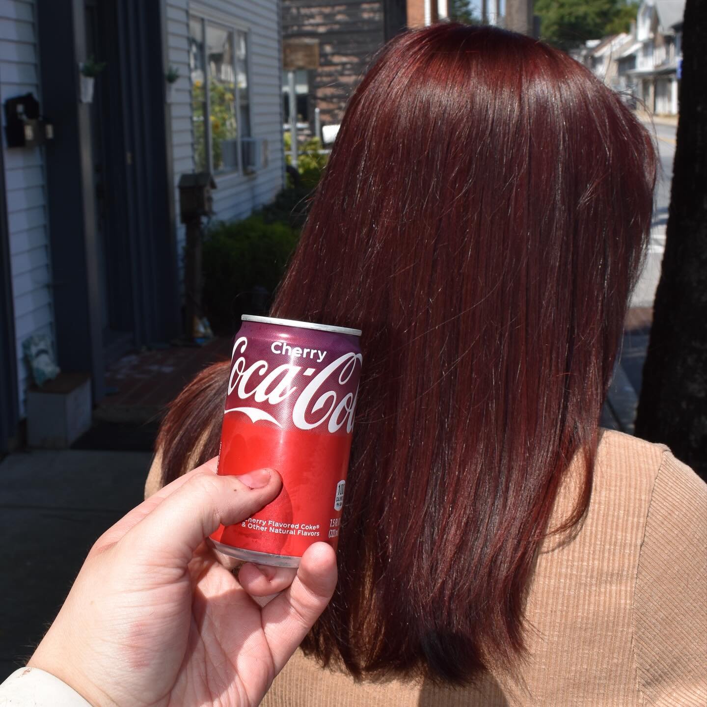 When I saw this color dried I immediately knew I needed to snap a pic with some cherry coke cause it’s giving cherry π coke π₯€
Solid Color
ππ»‍βοΈ: @andrew.stylist
Prepped with @k18hair professional molecular mist
@ruskhaircare 5m +