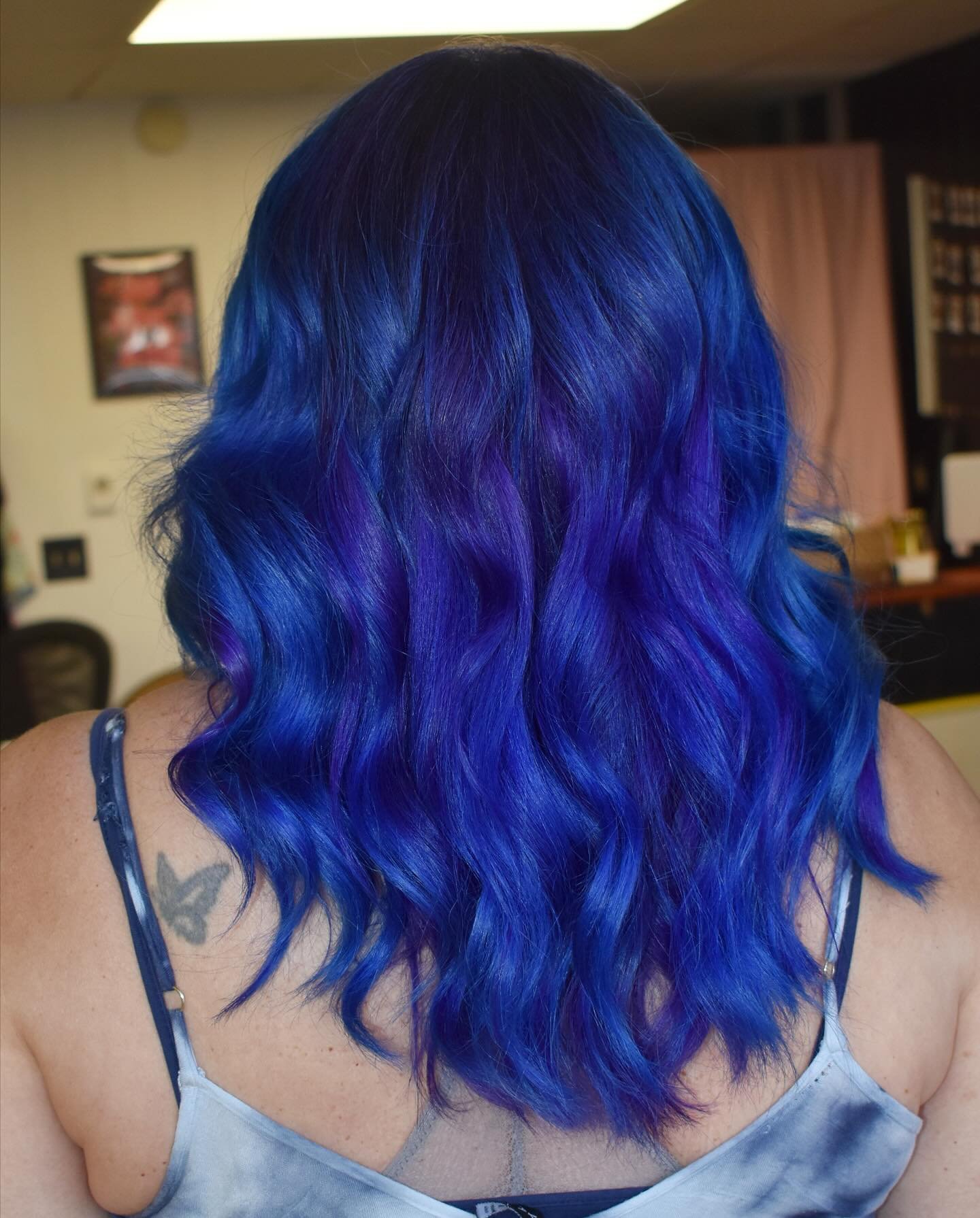 Getting to refresh this clients hair always brings me so much joy π€© just look at how stunning it turns out thanks to @dangerjonescreative fabulous vivids
ππ»‍βοΈ: @andrew.stylist
Presoftened with 15 volume developer on the roots
@malibucpro