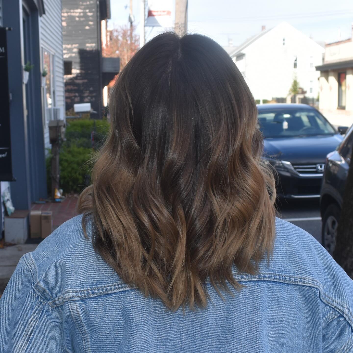 Just a gorgeous brunette to spice up your Monday ππ»‍βοΈ
ππ»‍βοΈ: @andrew.stylist
Prepped with @k18hair chealator & pro mist
@moroccanoilpro color calypso 7nch + 9nch
@k18hair leave in molecular repair hair mask
STYLED WITHπΏ
@mali
