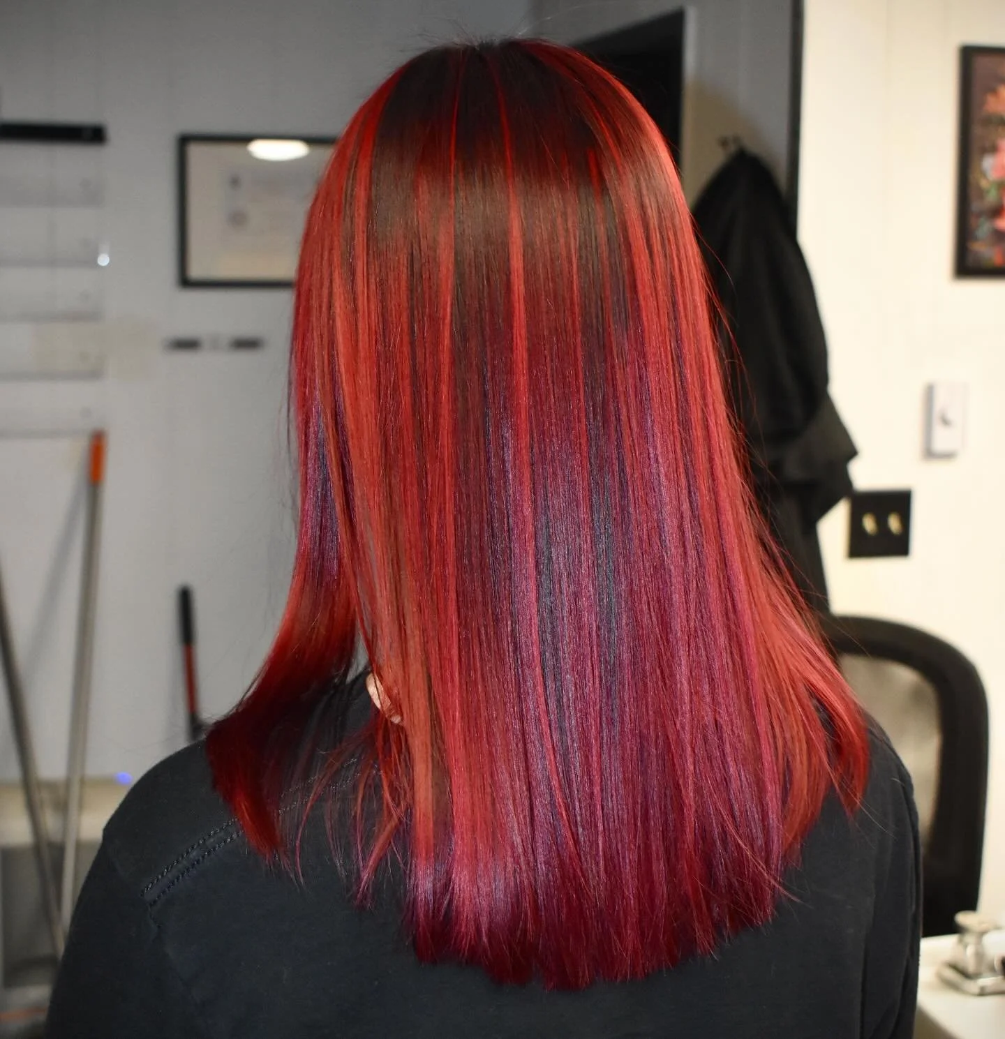 Ruby red like Dorthy’s slipper π
Partial Blonding/Lightening With Gloss/Toner • Vivid Color • Precision Cut With Color
Prepped and treated with @k18hair molecular repair mist + leave in treatment
Lifted with @schwarzkopfpro blond
