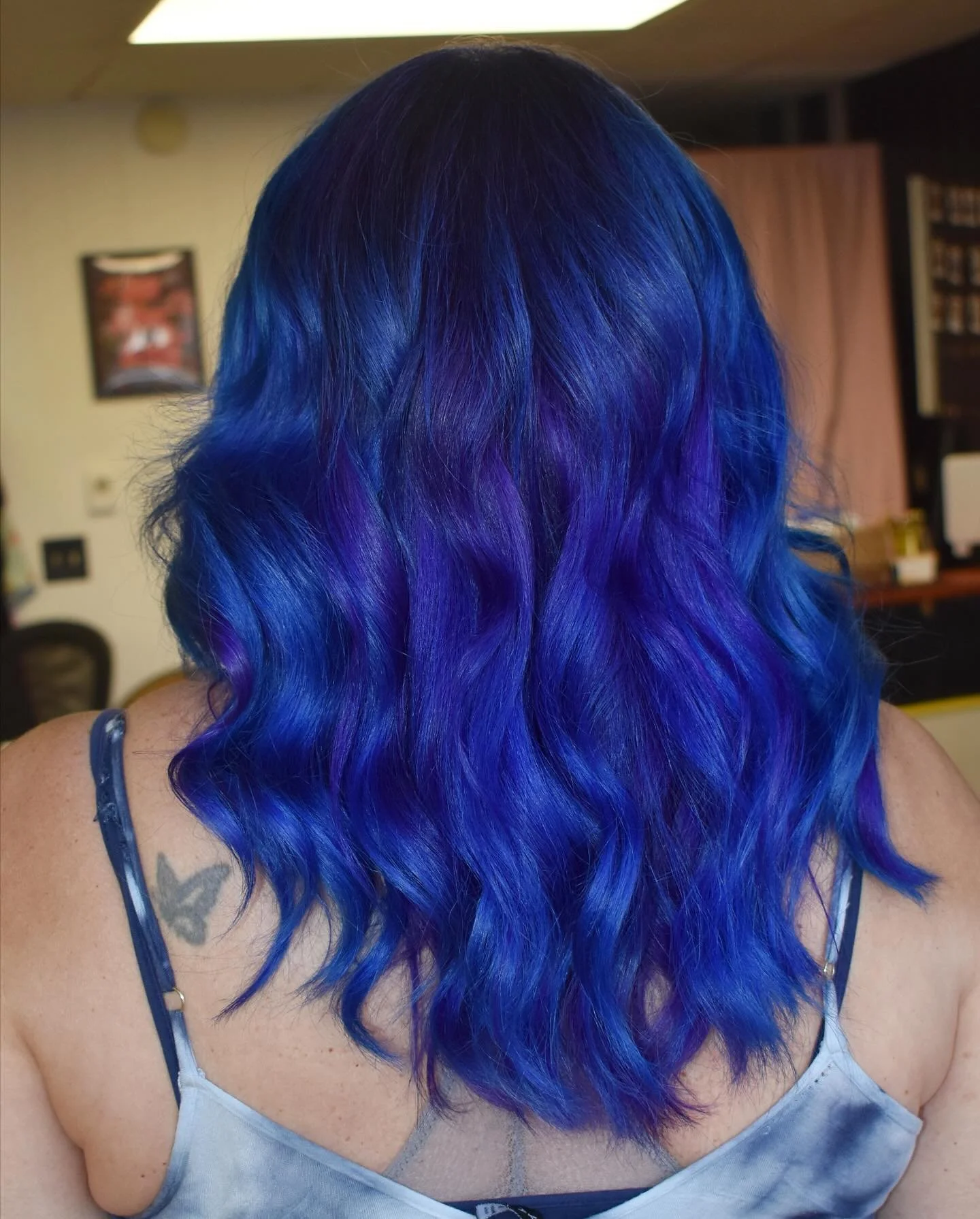 Getting to refresh this clients hair always brings me so much joy π€© just look at how stunning it turns out thanks to @dangerjonescreative fabulous vivids
ππ»‍βοΈ: @andrew.stylist
Presoftened with 15 volume developer on the roots
@malibucpro