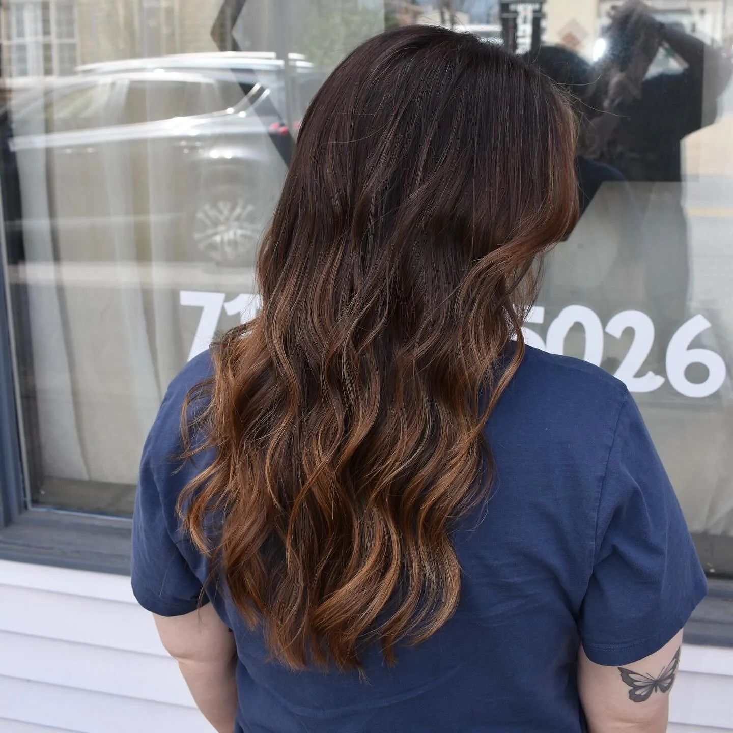β¨ Lived-in brunette dreams β¨
Soft dimension, seamless blend, and that glossy finish you just can’t stop staring at π
Formula & Process:
β¨ Prepped with @k18hair
β¨ Lifted with @schwarzkopfpro BlondMe Lightener + @ruskhaircare HairColor in1