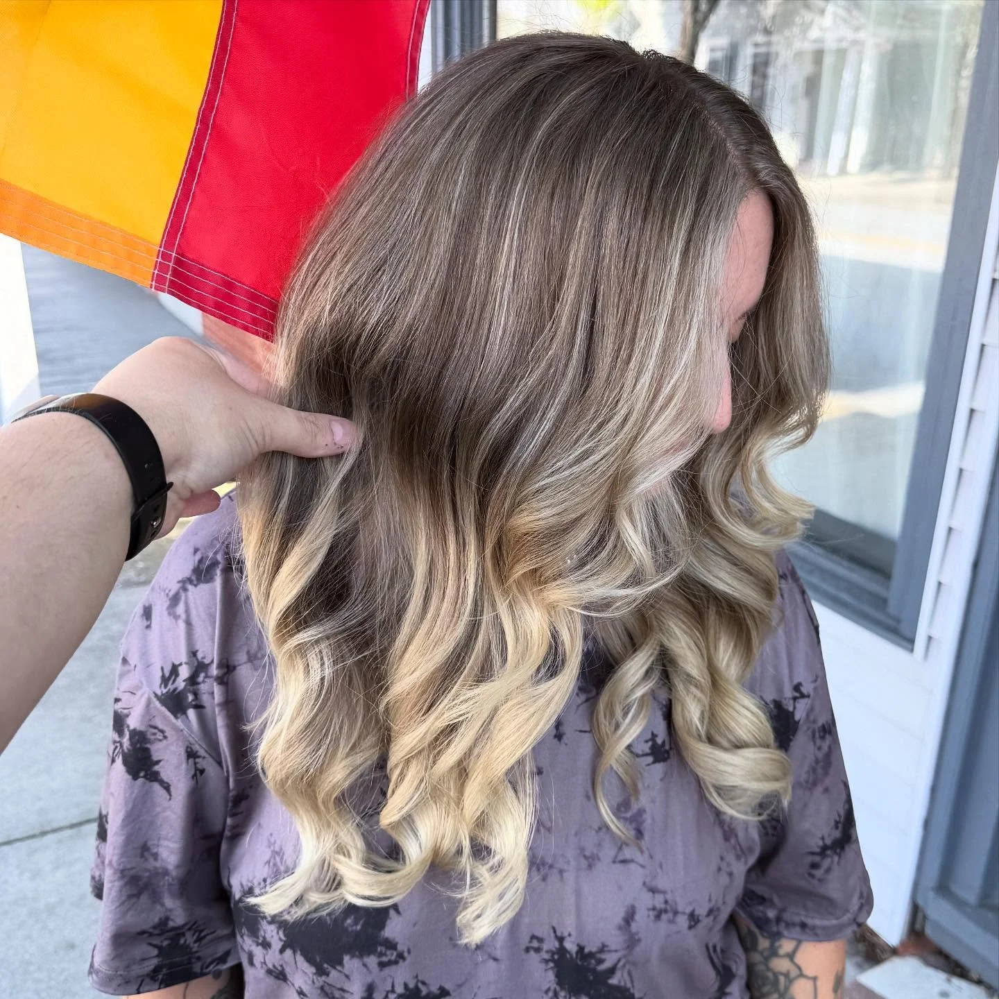 That low-maintenance, high-impact blonde we all love 

Accent Blonding w/ gloss/toner &bull; Blowout 

Prepped with k18 spray

Lifted with @schwarzkopfpro Blondme 

Glossed with @dangerjonescreative Demi 10-03 &amp; 9-12
@k18hair leave in molecular r