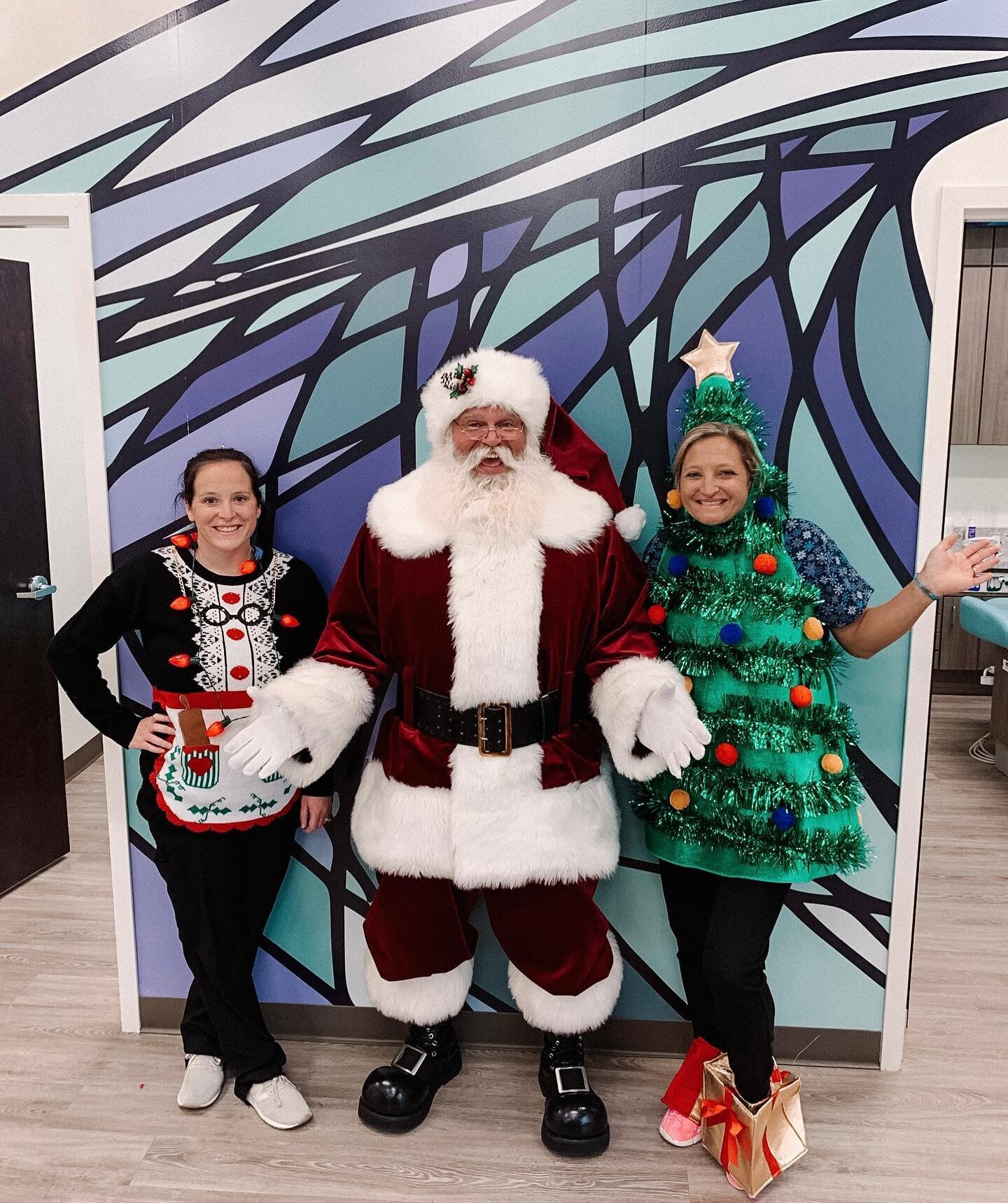 Drs. Jenn &amp; Beth say Santa is all clear for his big day! 🎄

Have you made your appointment?
𝐂𝐚𝐥𝐥 𝐓𝐨𝐝𝐚𝐲! 𝟒𝟐𝟑.𝟖𝟒𝟐.𝟎𝟏𝟔𝟓