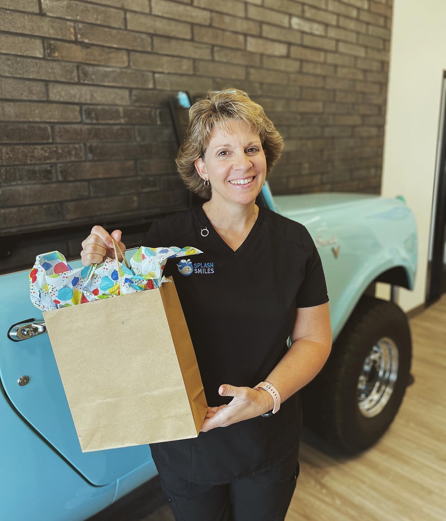 Happy birthday to our wonderful hospital coordinator &amp; dental assistant Lori! Lori brightens our day everyday &amp; is amazing with patients! We hope you have the best day!! 🎂💙🐳

#splashsmiles #happybirthday #wednesdayvibes #bestdayever