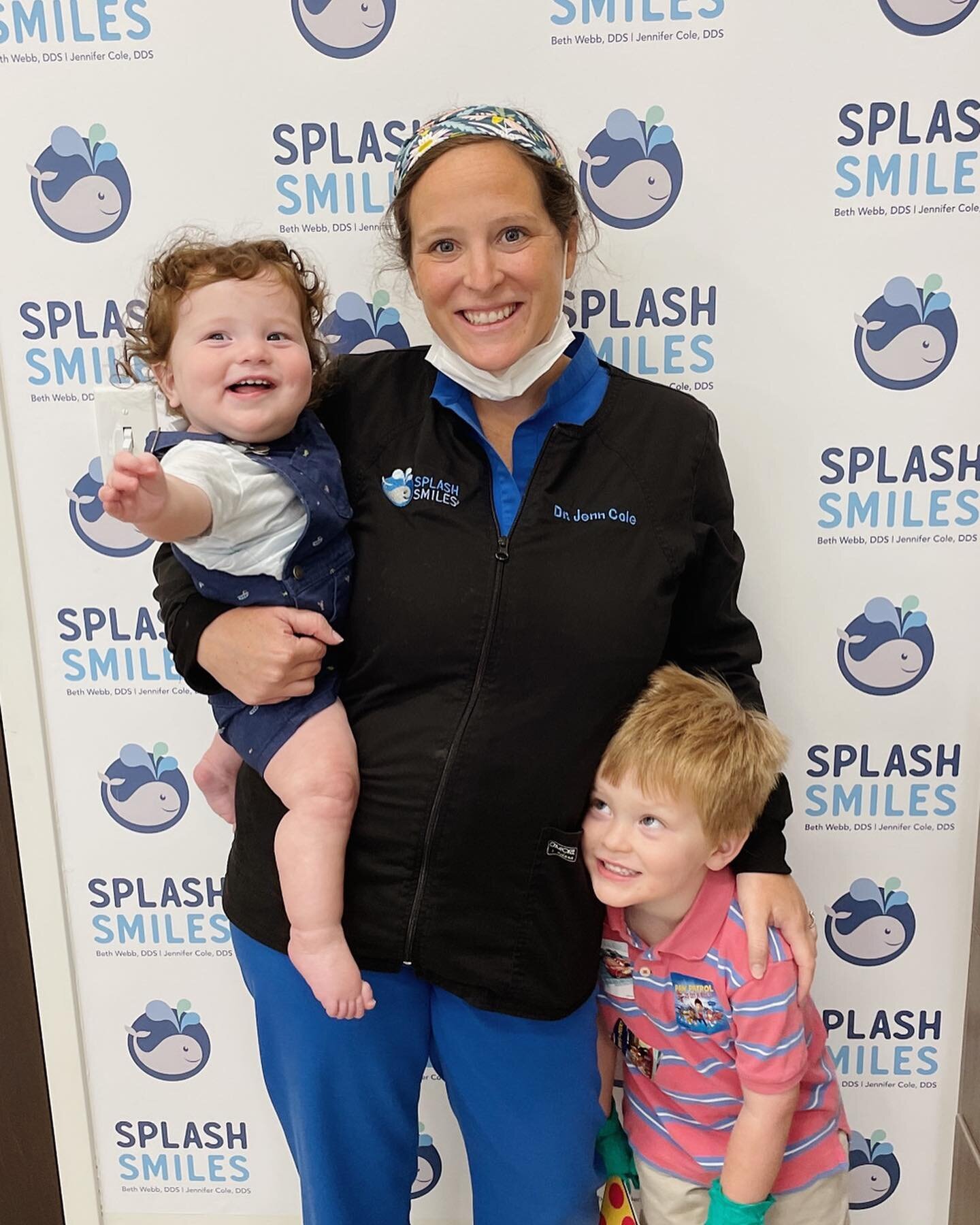 ⭐️PLEASE READ ⭐️ 

Helpful information about 1st dental visits! 

The American Academy of Pediatric Dentistry recommends the first dental visit to be by age 1 (or within 6 months of the first tooth 🦷 erupting). Here at Splash Smiles 🐳, during the f