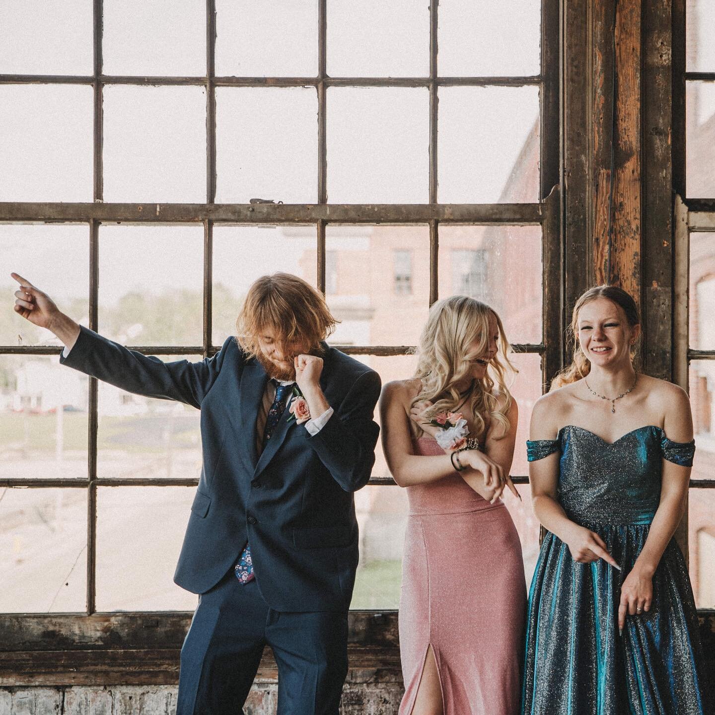 This weekend I had the opportunity to photograph my sister &amp; her friends before prom.

Then went to dinner with my parents to catch up on all the life things!

#misfitcreativeco #misfitcreativecoseniors #somethingolddayton