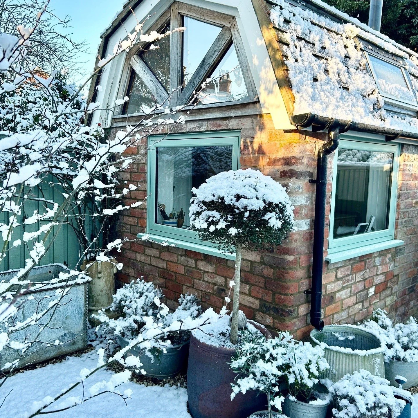 What a difference a day makes. ☺️❄️🌨️ x x x x #maniannieart #maniparkes #snowystudio #snowystudioday