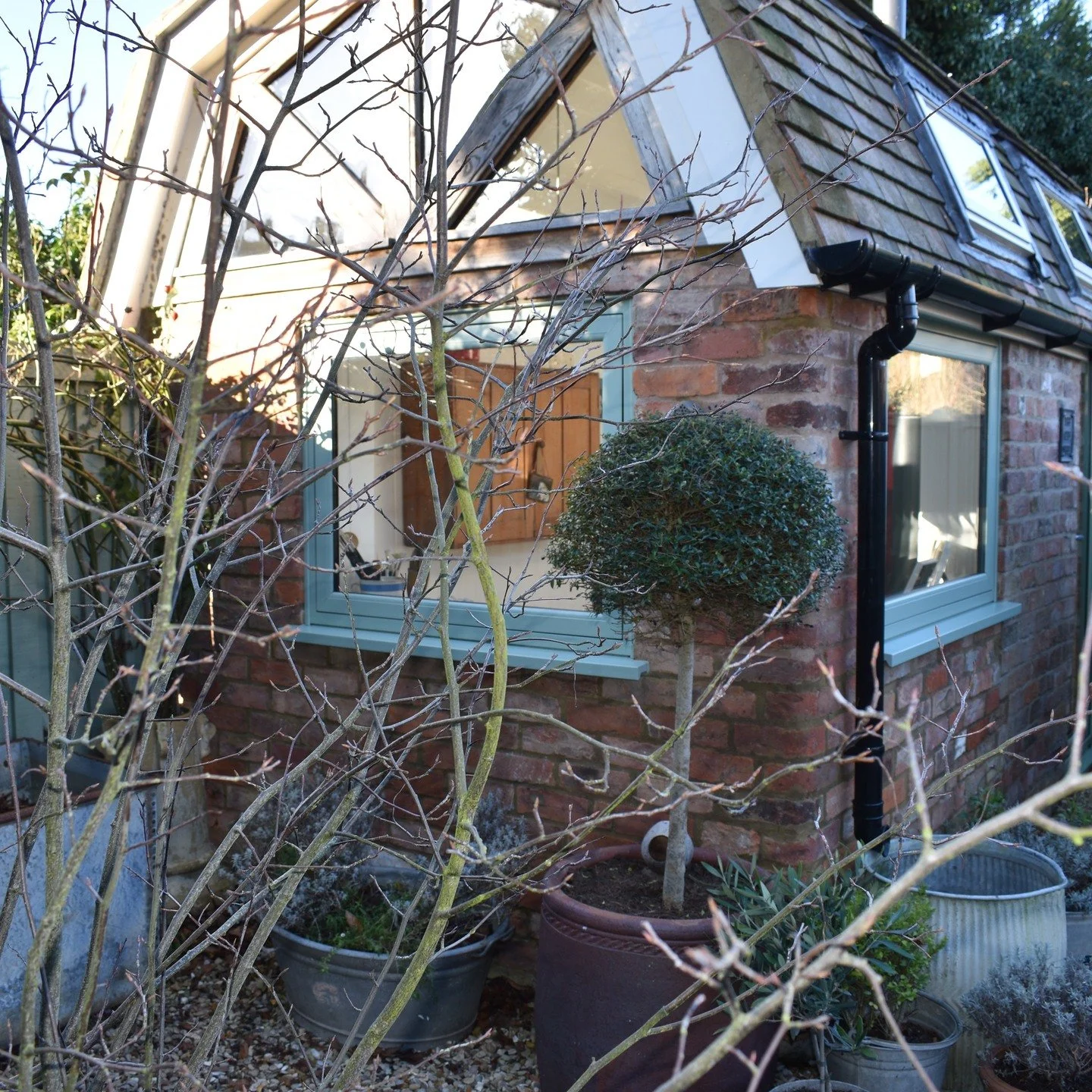 Hello, I tidied up my studio this weekend ready to begin work next week. After the Christmas break it felt quite chilly but my little wood burner soon warmed it up. It feels lovely to have a spring clean for the beginning of the new year. ☺️❄️🪵🔥🧹❤