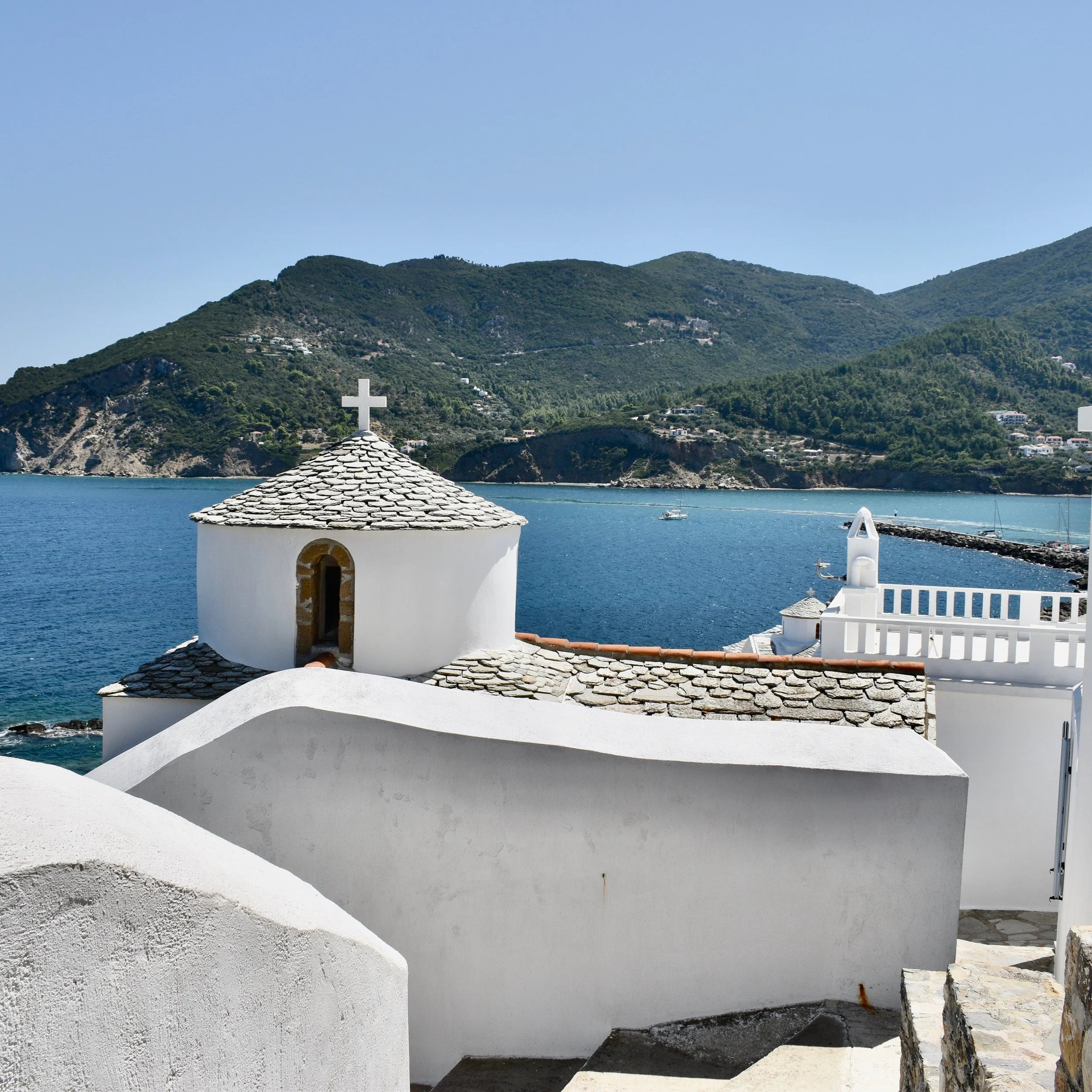 Good evening, 
After two beautiful weeks in Skopelos I'm planning to tidy up my studio ready to begin work on Monday. I'm busy creating gallery work at the moment so in the meantime here's a few holiday snaps for you to have a peek at. 👀
Wishing you