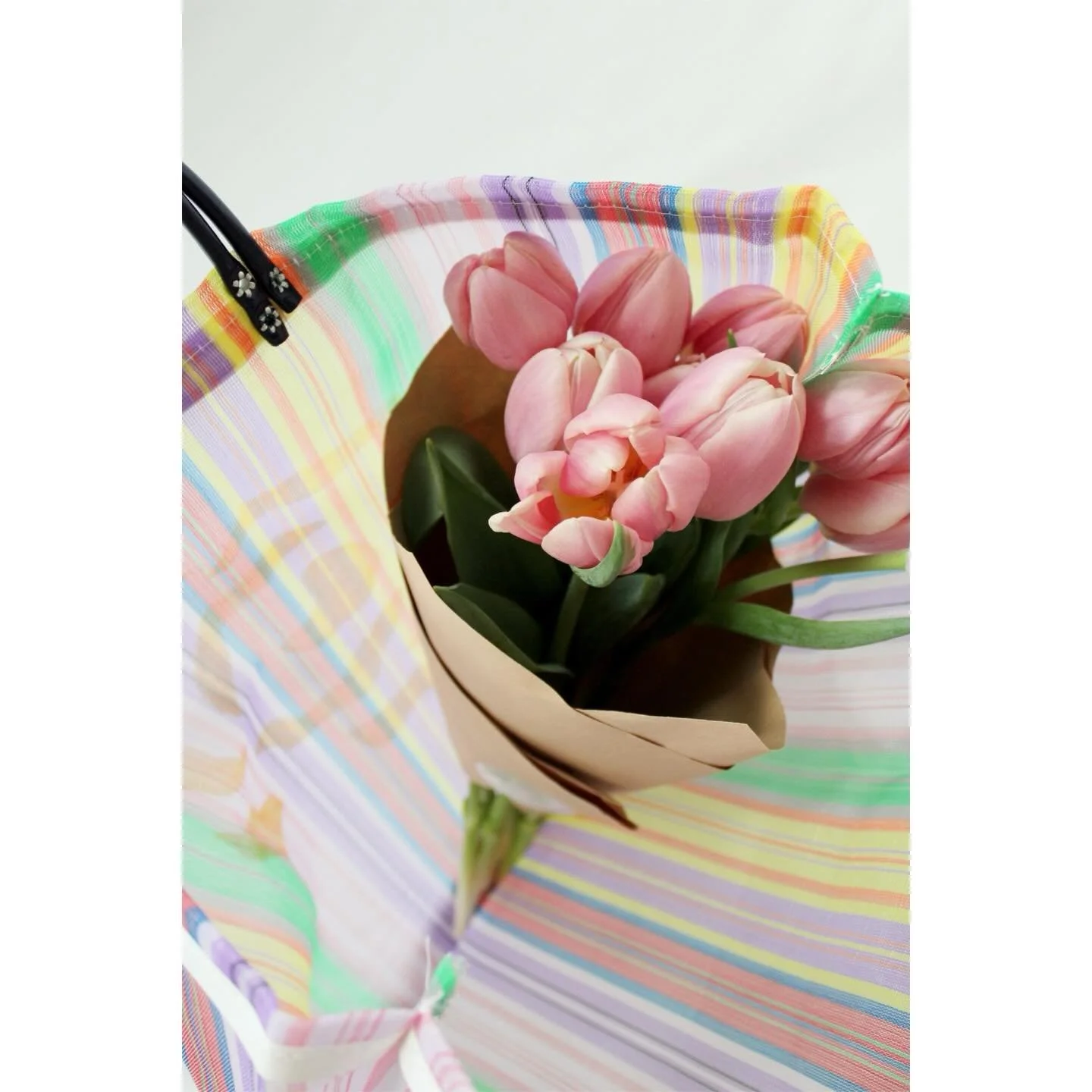 Bags and Blooms for a Cause! So excited to partner with my neighbor and friend @coloradoaveblooms for a fundraiser to benefit @wearefamilydc . We Are Family is a nonprofit providing essential services to low-income older D.C. residents.

Each flower 