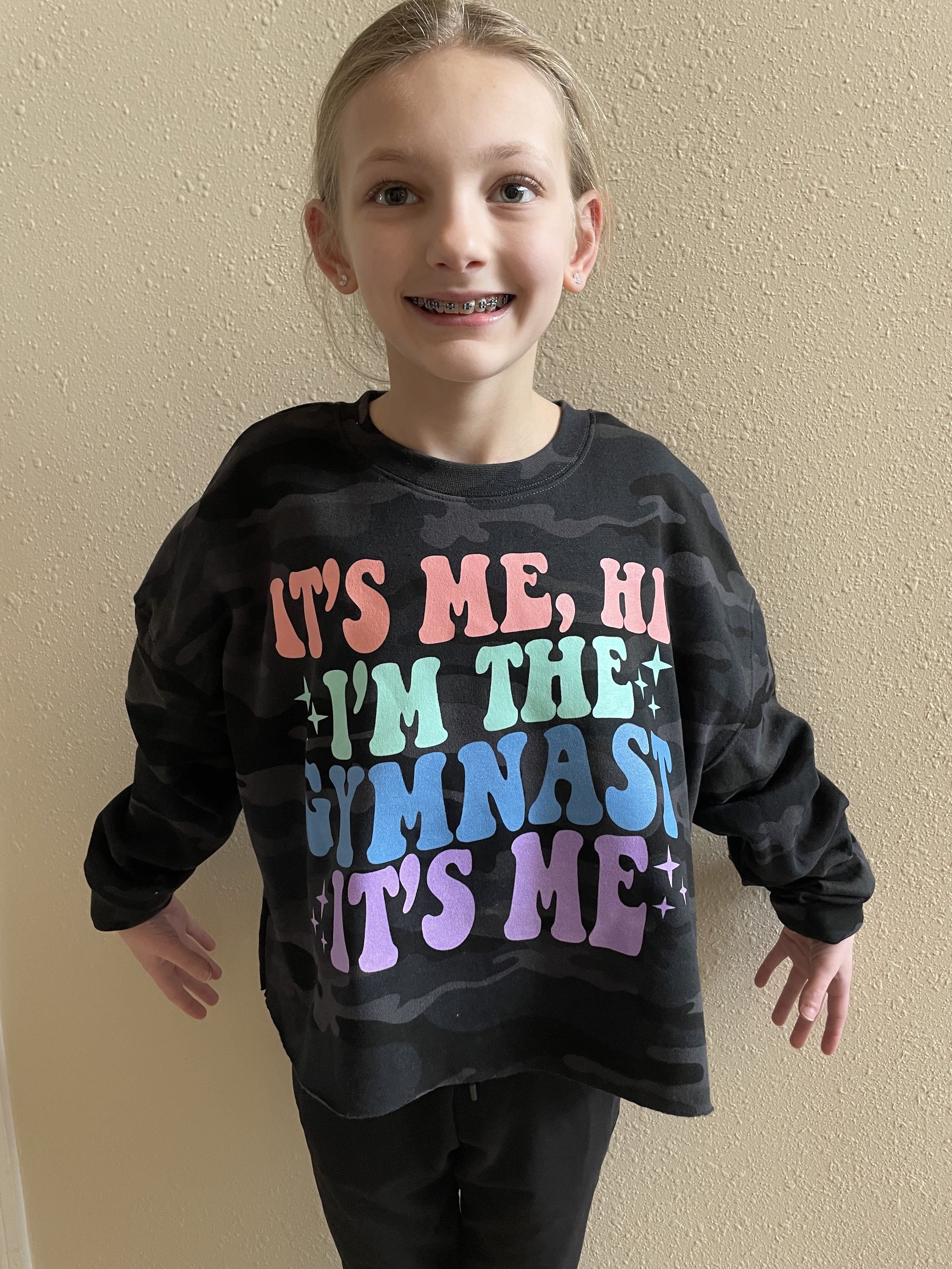 It's Me Hi Cropped Sweat shirt Camo — Leotard Warehouse It's Me Hi Cropped Sweat shirt Camo — Leotard Warehouse