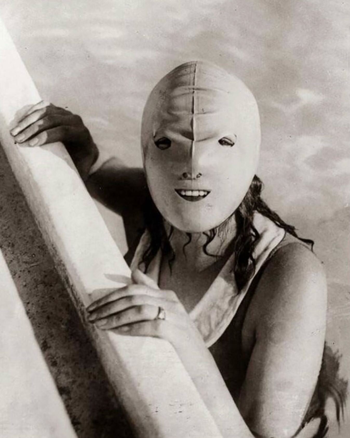 Isn&rsquo;t she *GORGEOUS*? 😱 This is the horrifying 1920s &ldquo;full face swimming mask&rdquo; that we talk about on our latest episode (out now!!) ☀️ Protect your skin while horrifying your family &amp; friends! 

Tag a friend who you think needs