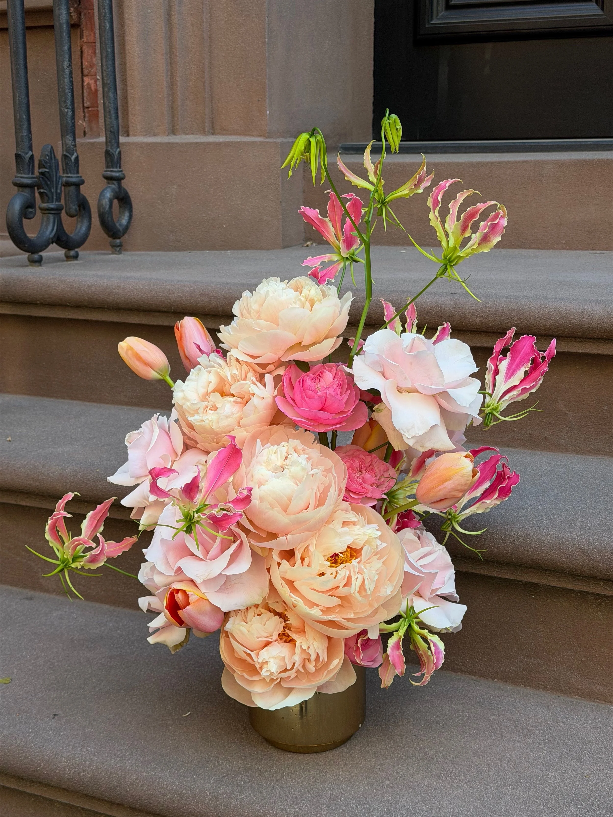 🌞! peachy peonies and bright pink gloriosa💫