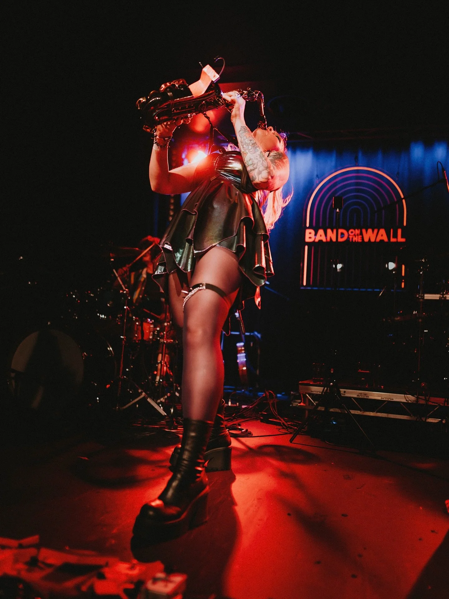 ✅ Big stage at @bandonthewall 
Woooowee this has been a bucket list one for a hot minute. My favourite thing about working with so many projects is how I get to express myself in so many forms. I love being a little fairy / long-goblin with @squarewi