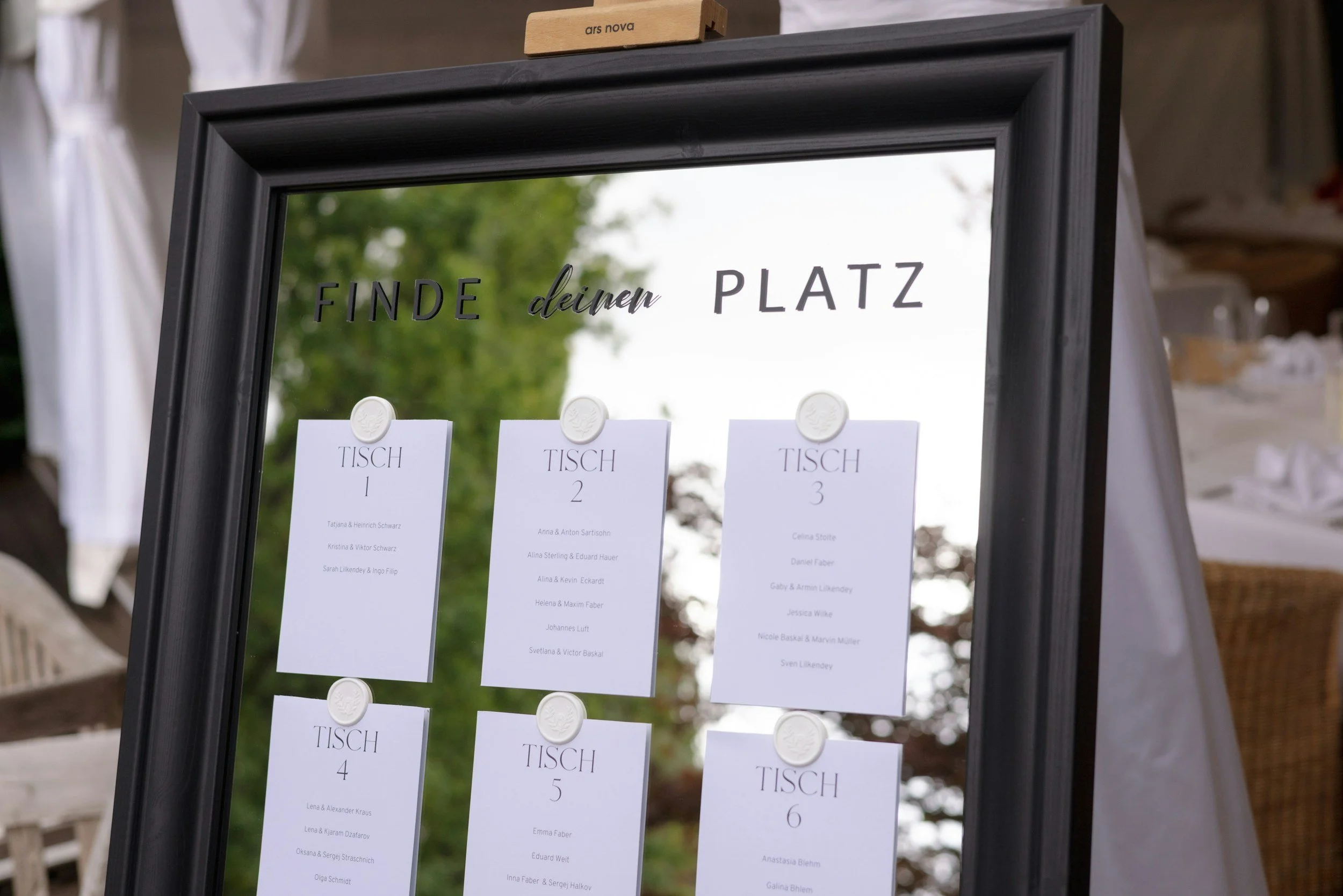 Digital vs. Printed Wedding Seating Charts: Which Is Better?
