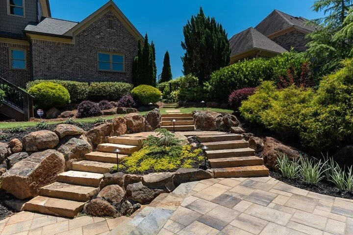 How beautiful is this walkway???

It's like you're walking into a storybook! 😍