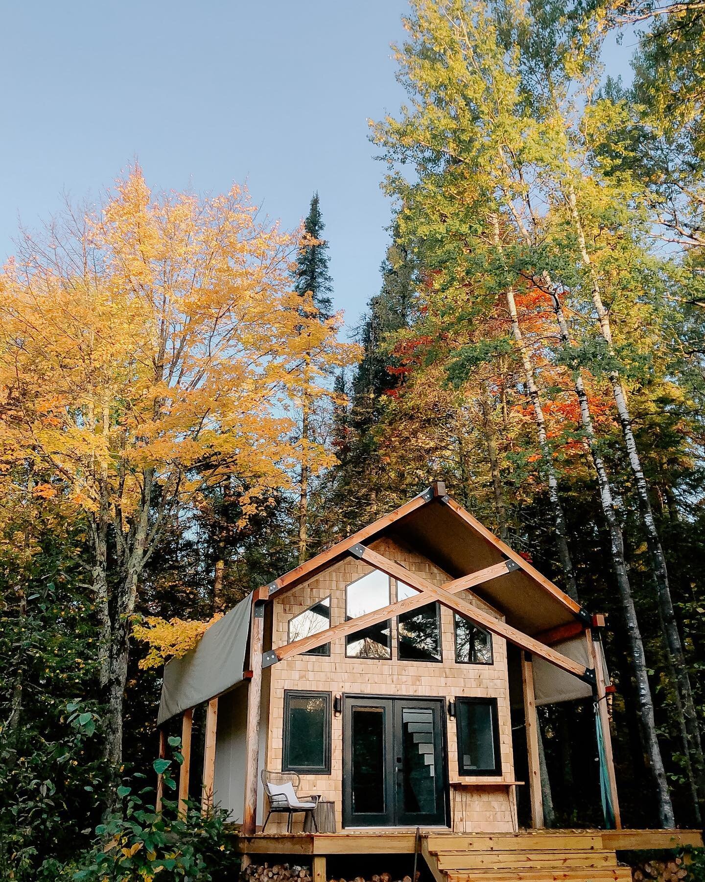 Our fall colors are a little late to the party this year&hellip;but we&rsquo;re not mad about it 😍🍁
⠀⠀⠀⠀⠀⠀⠀⠀⠀
Did you know that we offer tours of our model cabin, Cedar One, located in Duluth MN? If you&rsquo;re planning a glampsite or outdoor retr