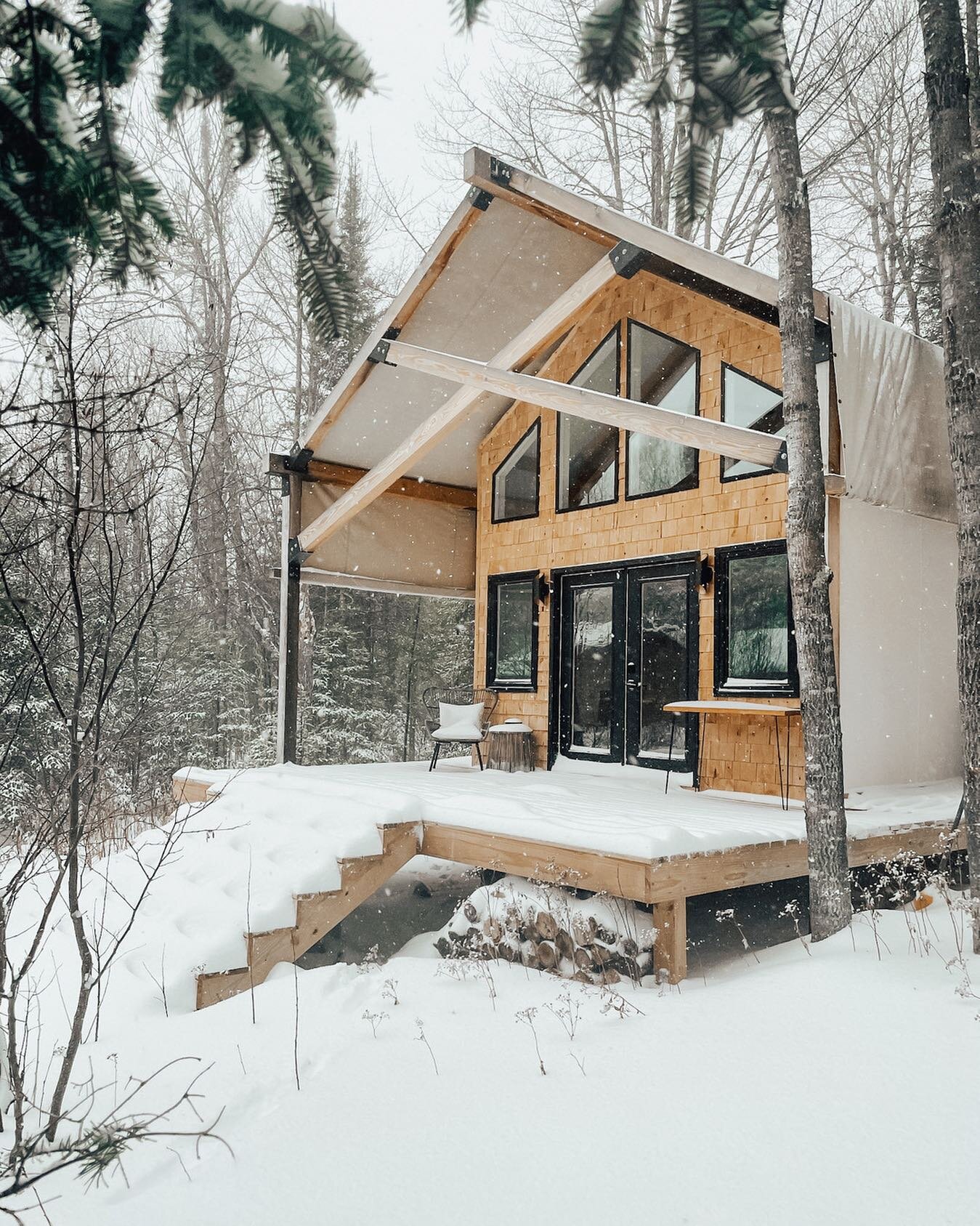 Winter has arrived to our neck of the woods...❄️
⠀⠀⠀⠀⠀⠀⠀⠀⠀
When Cedar Bound was just a twinkle in our eye, we knew we wanted to develop a structure that not only lasts 10x longer than typical glamping structures on the market, but also endures winter