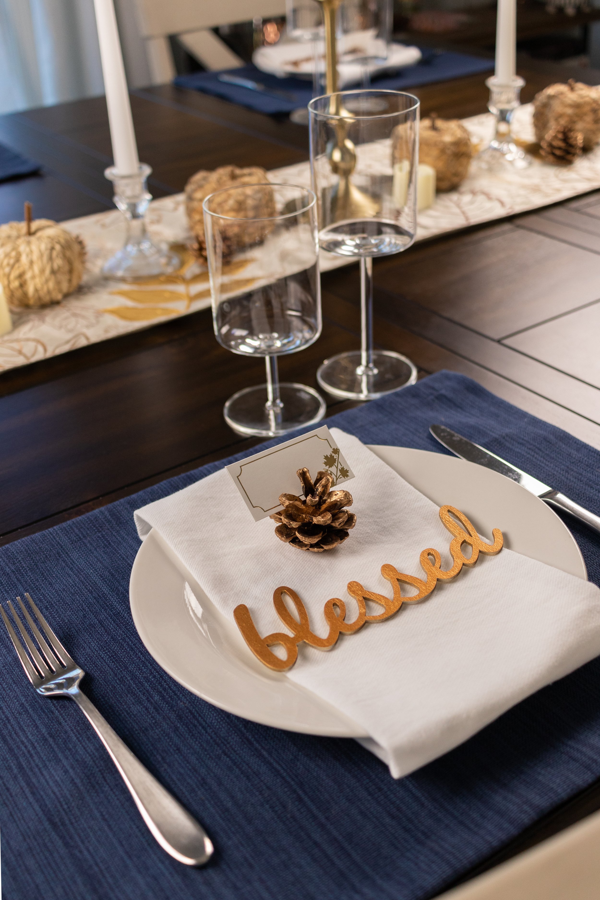 minimalist natural boho chic thanksgiving holiday table decorations placesettings