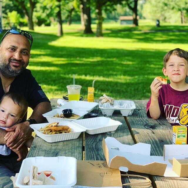 Picnics and parks are some of our favorite things to do so it only seemed natural to celebrate this awesome dad by doing just that. Coupled with some fantastic brew food from @tipsysteer it was the perfect evening! #localfood #tipsysteer #farmtochefm