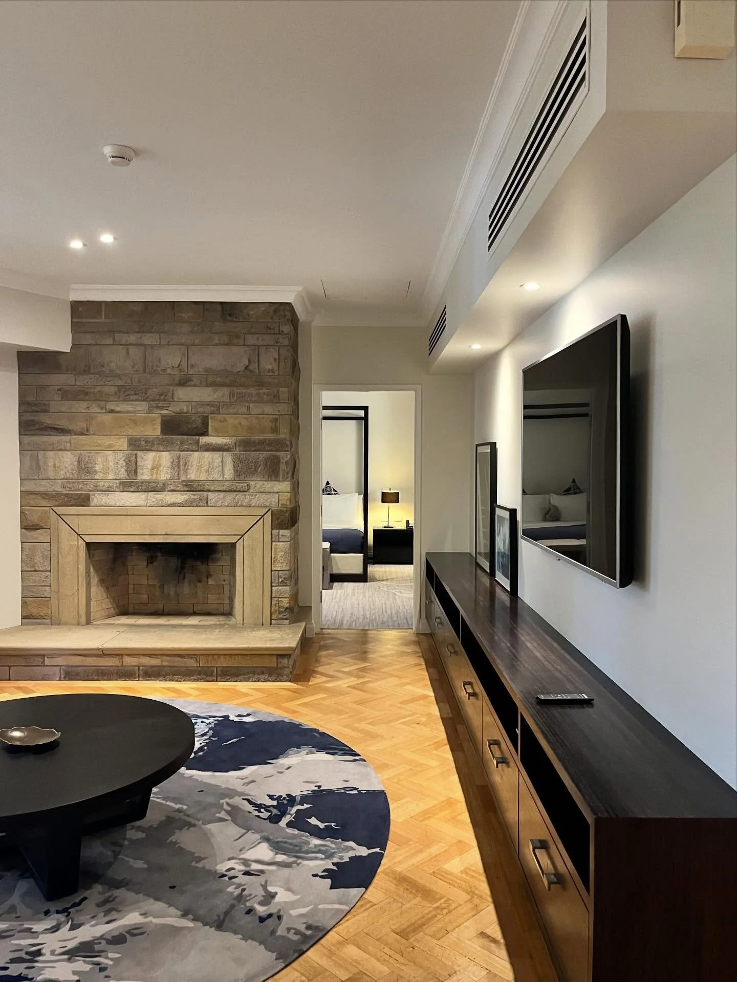 | feeling like a King for the night staying in @InterContinentalSanctuaryCove&rsquo;s Federation Suite ✨ 

At 178sqm, complete with an eight-seater dining table, bar, powder room, spacious living room and bedroom with walk-in and natural-lit bathroom