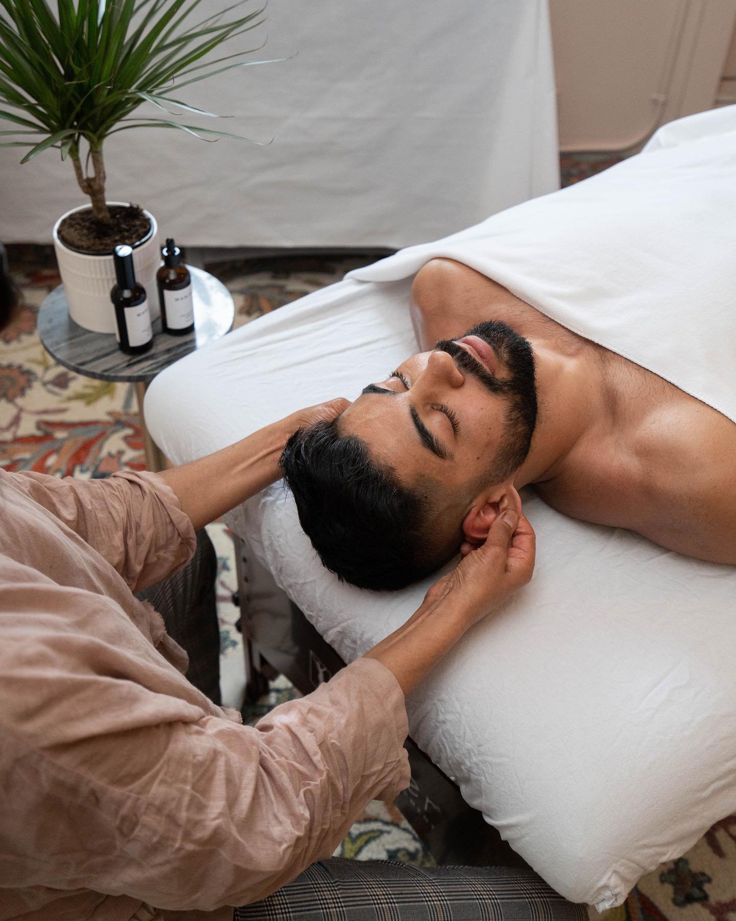 ✨Luxurious Self Care Experiences✨

One of our newest treatments - The Real Indulgence Abhyanga with Abdominal and Facial Massage - is 90-minutes of pure bliss. Enjoy a full-body and head Abhyanga massage + an abdominal and facial massage with high-qu