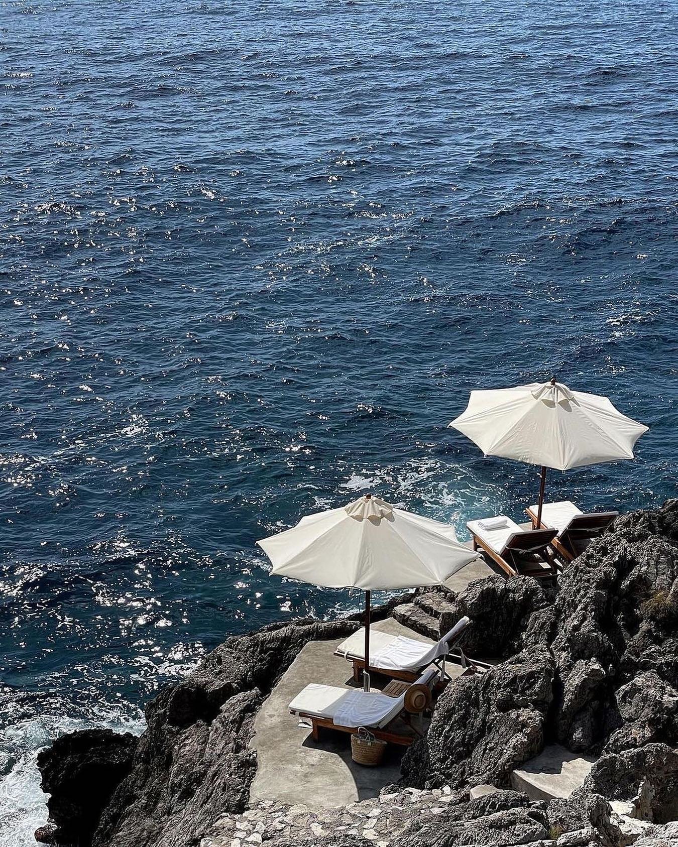 Want the joys of a slow morning on the Amalfi Coast without paying for the travel? Stop by for a private infrared sauna session, put on the waves playlist and disconnect from reality 🌊 

🔁 @retreatsbyluna Slow days in Italy listening to the waves ?