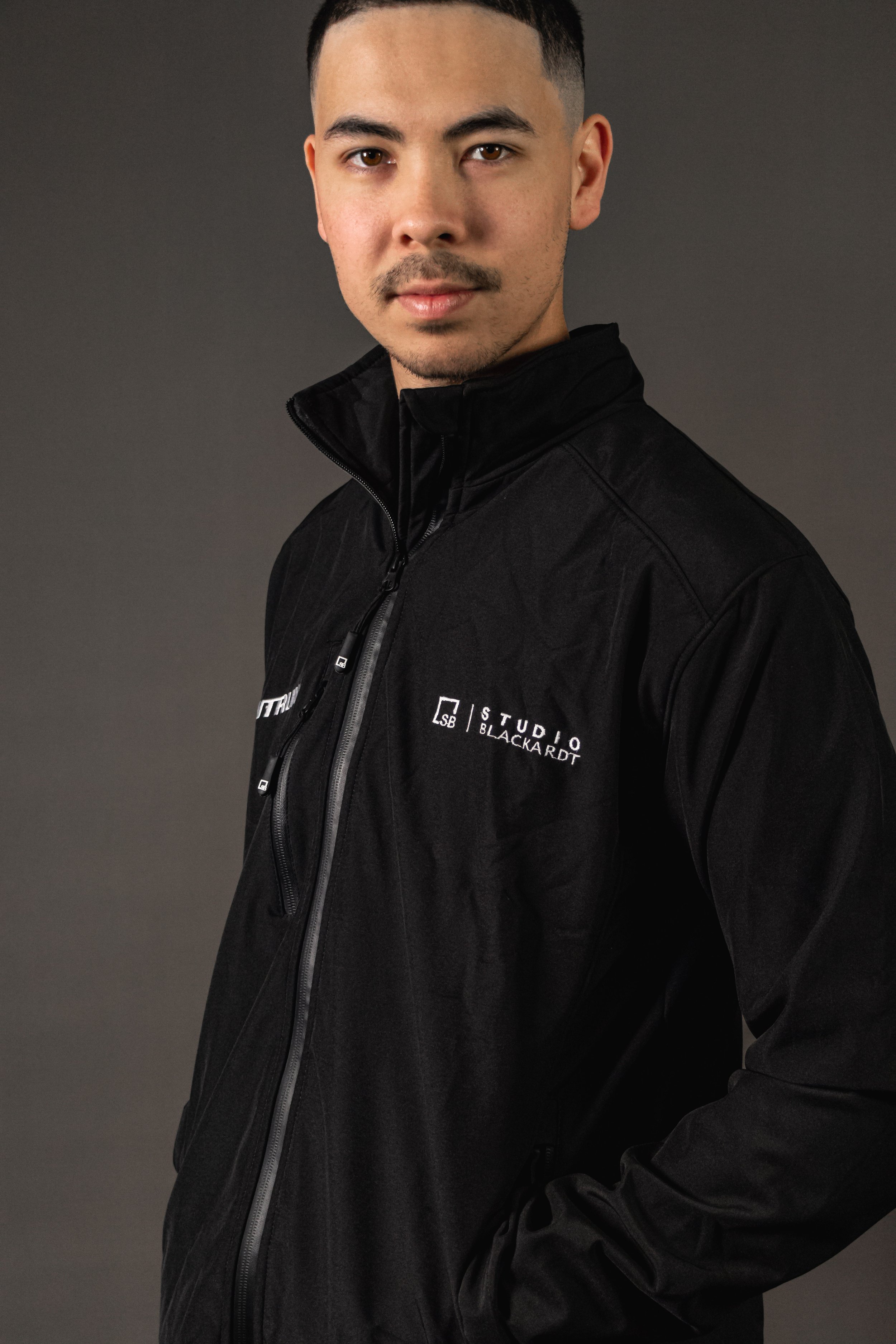 StudioBlackardt-UtilityJacket-Studio-web-4.jpg