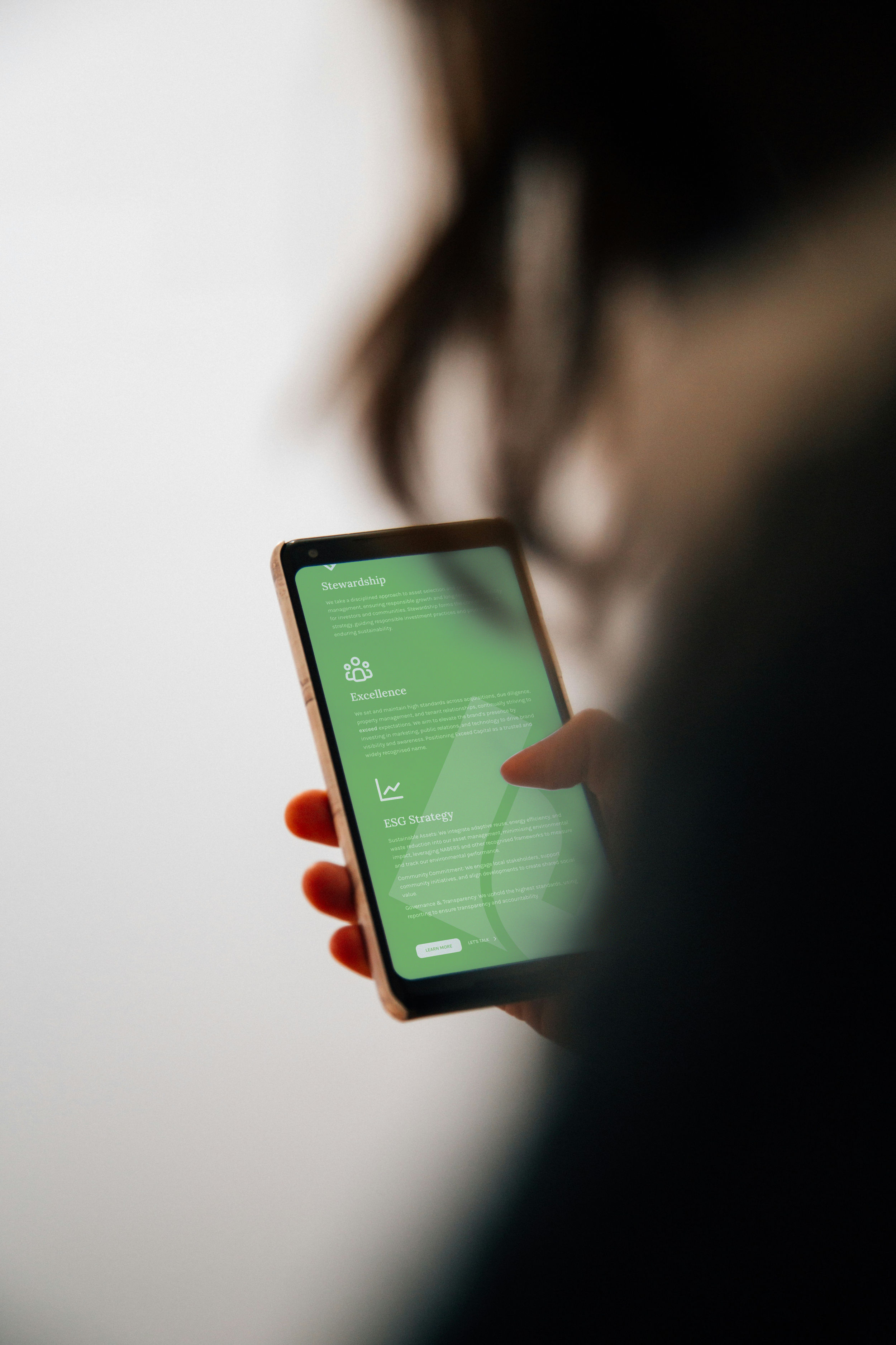 Exeed_smartphone mockup.png