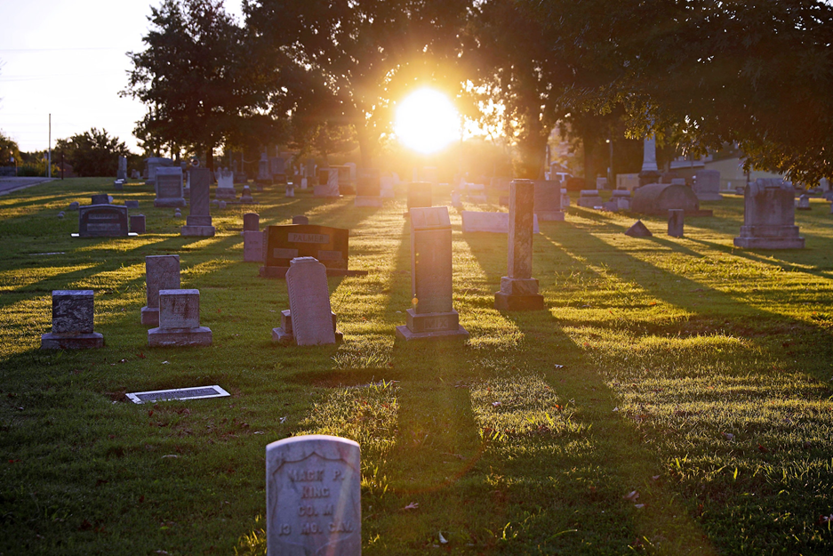 考古学家已经在俄克拉荷马州塔尔萨的奥克劳恩公墓的地下发现了所谓的“异常”，这可能是1921年屠杀遇难者被集体埋葬的众多坟墓的证据。