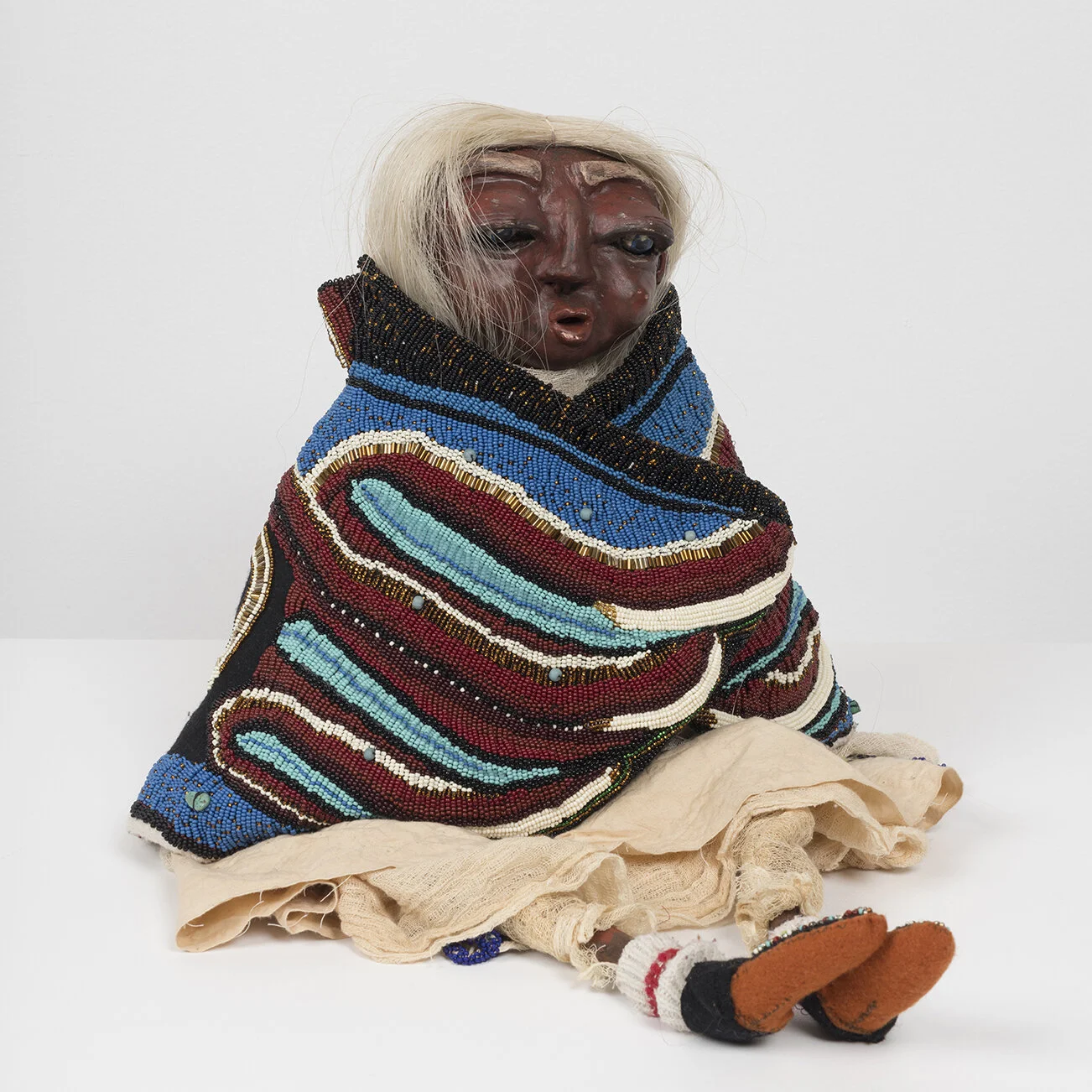 Sally Tisiga, Grandmother Owl, the One Who Finds the Treasures in the Darkness, 2020, Terre-papier, fil de métal, crin de cheval, tissus, perles / Paper clay, acrylic paint, wire form, horsehair, cloth, beads, 30.5 x 33 x 40.5 cm (12 x 13 x 16 in.)